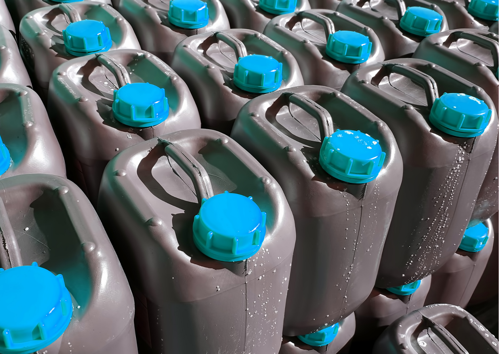 Bidons d’AdBlue prêts à la distribution pour particuliers et professionnels, fournis par RC Énergie Libouban Combustible à Paimpol et dans les communes environnantes.