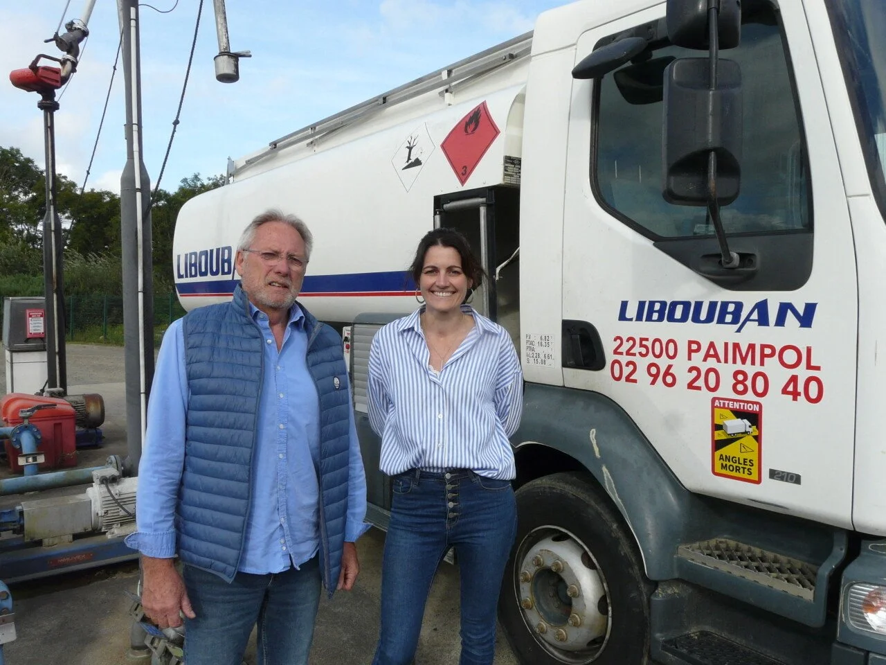 Photo représentant la passation de direction au sein de RC Énergie Libouban Combustible, devant un camion de livraison basé à Paimpol.