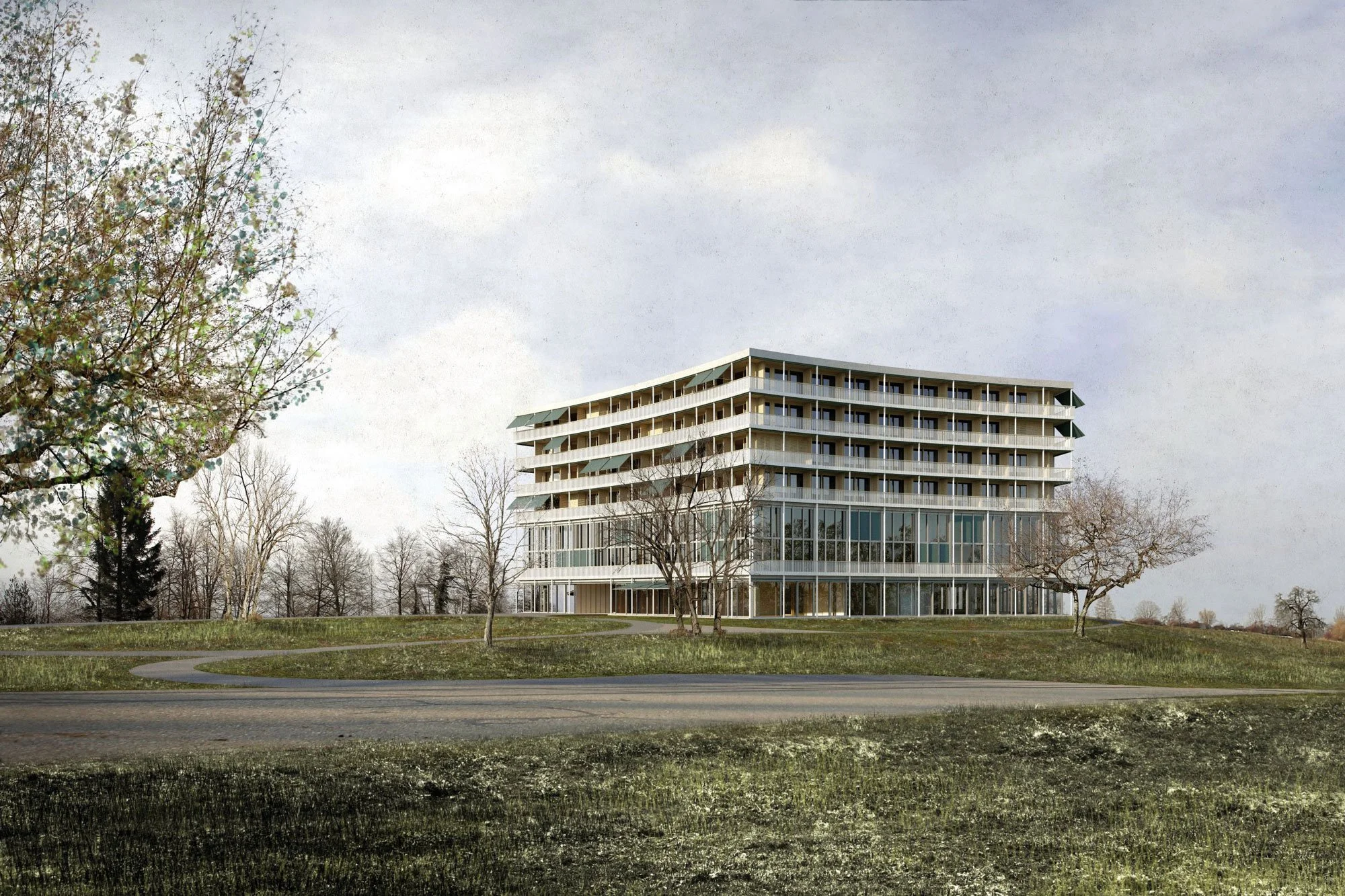 Ein modernes mehrstöckiges Gebäude mit großen Fenstern, umgeben von Bäumen und einer gepflegten Rasenfläche, unter einem bewölkten Himmel.