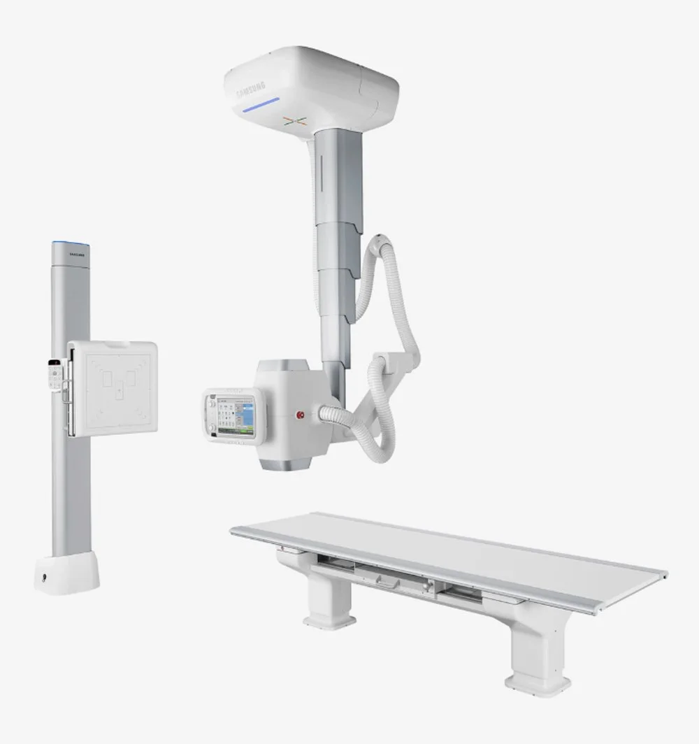 Modernes medizinisches Röntgengerät mit Liege und Steuerpult.