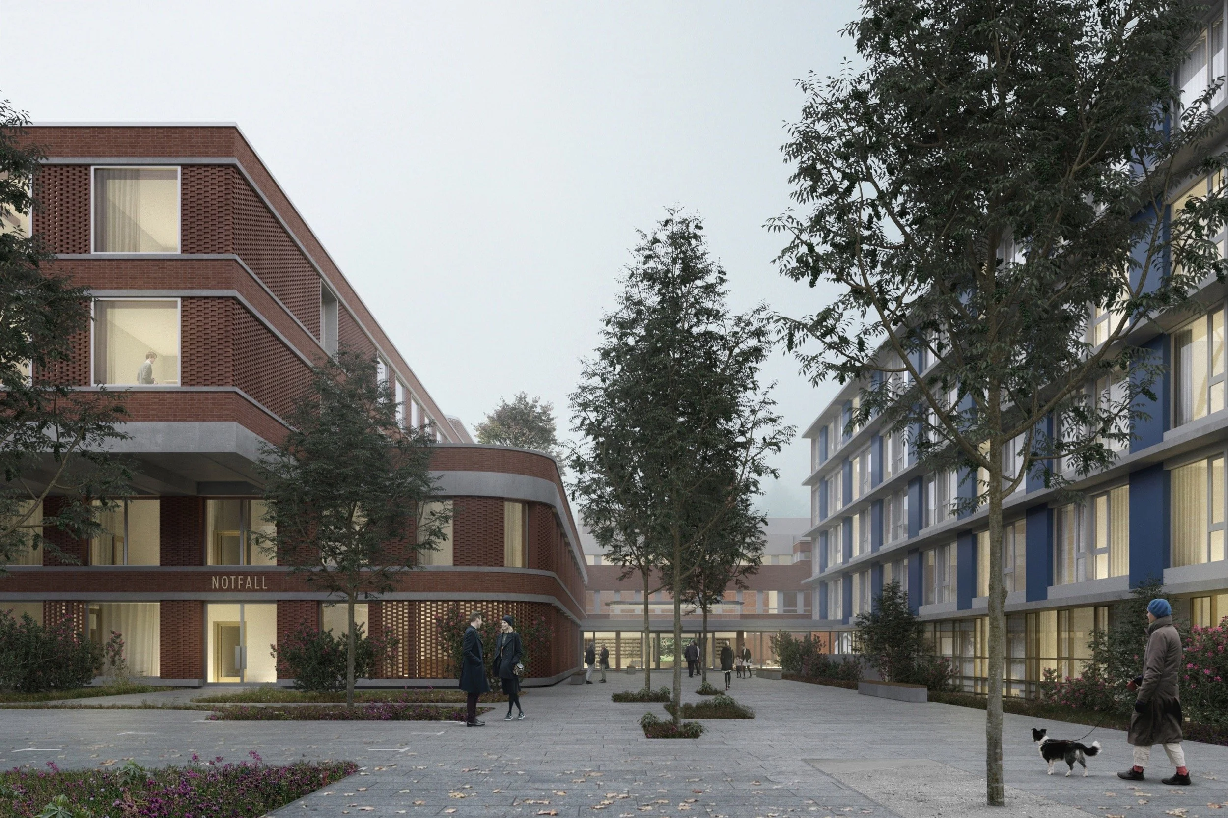 Ein moderner Gebäudekomplex mit mehreren Stockwerken und großen Fenstern, umgeben von einem gepflasterten Platz mit Bäumen und Pflanzen, auf dem Menschen spazieren gehen.