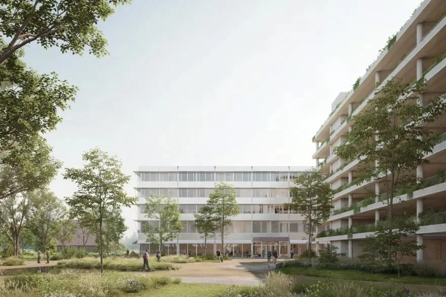 Moderne Wohngebäude mit mehreren Stockwerken, umgeben von Bäumen und einem gepflegten Gartenbereich, mit Menschen im Freien.