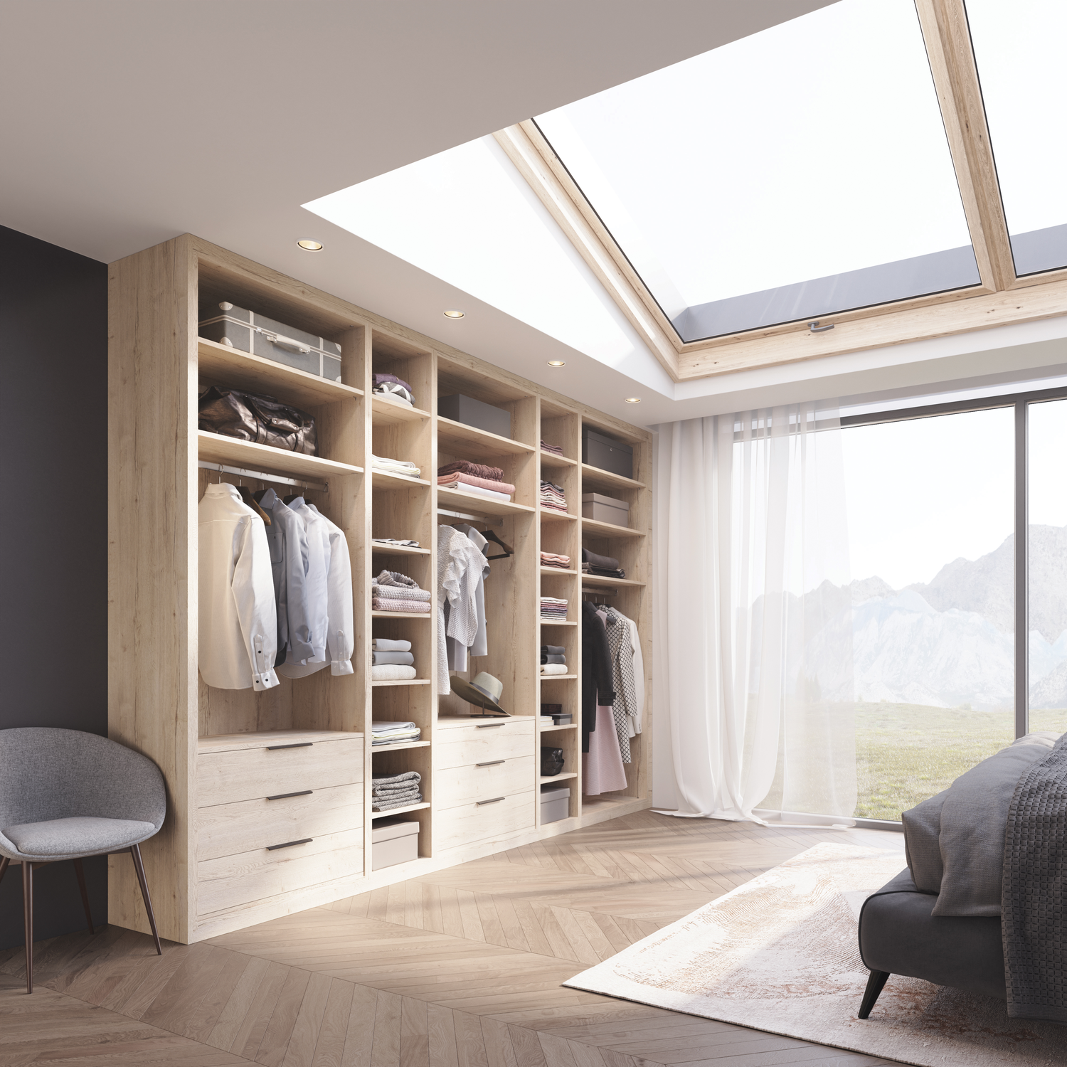 Chambre moderne avec grand placard en bois clair, lit gris, tapis beige, cheminée, et grande fenêtre avec vue sur montagne.