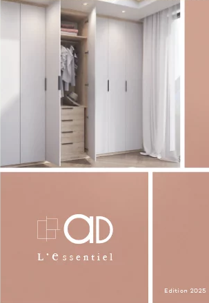 Un placard ouvert avec des vêtements et des tiroirs, près d'une fenêtre avec rideaux blancs.