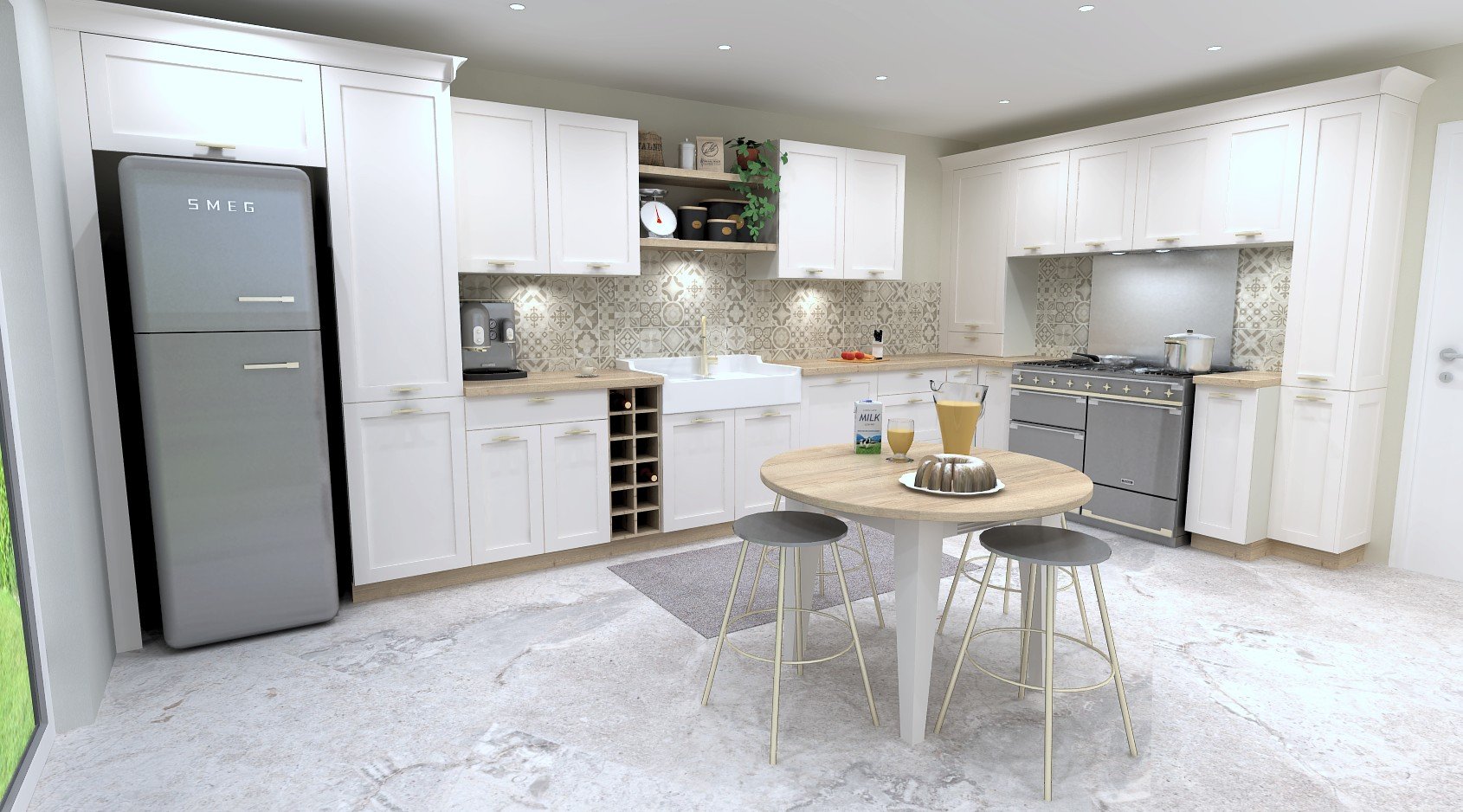 Cuisine moderne avec meubles blancs, réfrigérateur gris, plan de travail en bois, table ronde en bois avec trois tabourets, éléments de cuisine tels qu'une cafetière, une casserole, et un bol de pudding, murs avec carrelage décoratif, sol en pierre, 