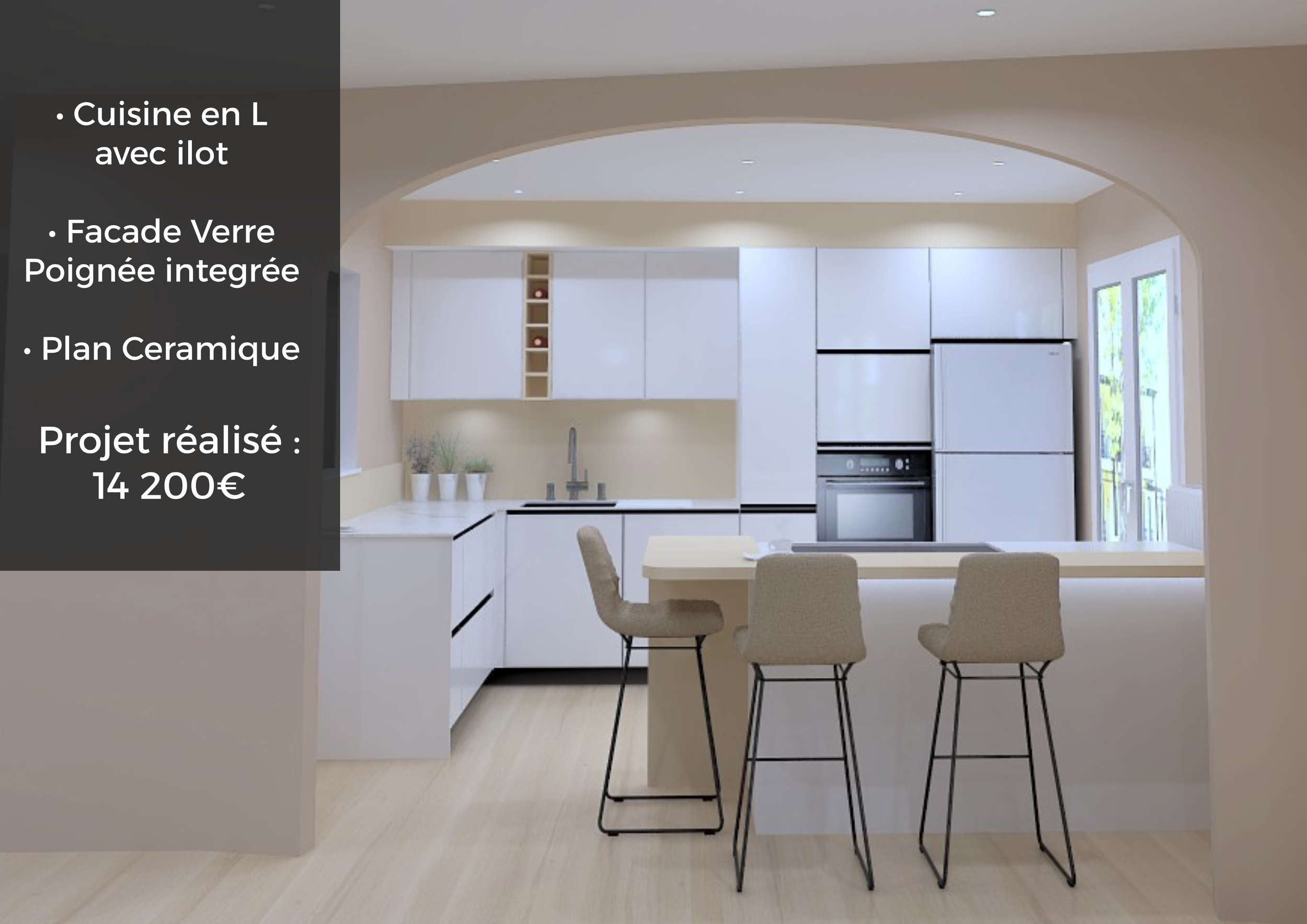 Cuisine en L blanche avec ilot central et chaises beige, fenêtres lumineuses, plan de céramique, projet de cuisine d'une valeur de 14 200 euros.