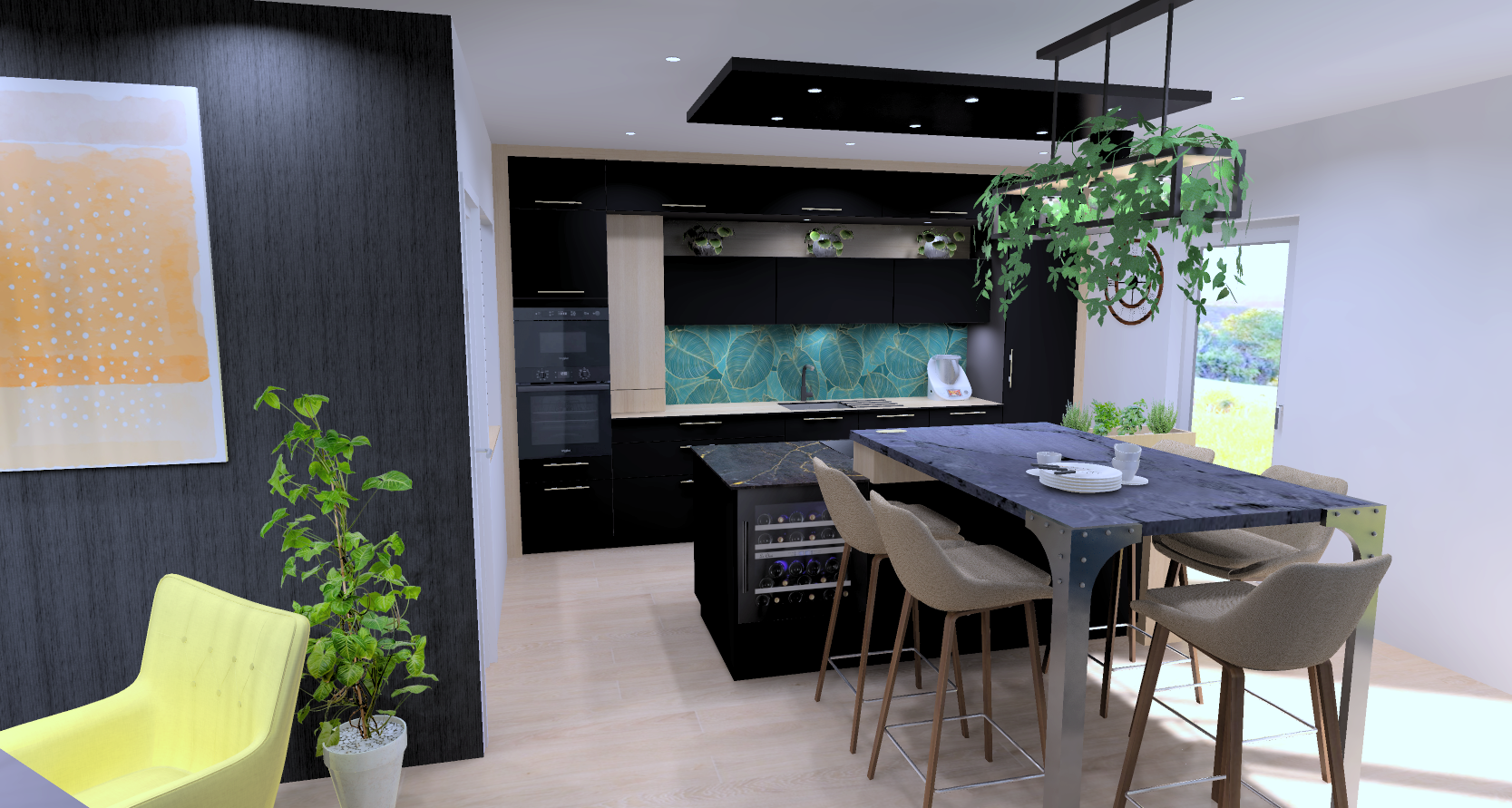 Cuisine moderne avec comptoir en marbre noir, armoires noires, mur en citronnier comme dosseret, grande table à manger en bois avec six chaises beiges, plantes vertes, porte-fenêtre donnant sur le jardin, luminaire suspendu avec végétation, mur avec 