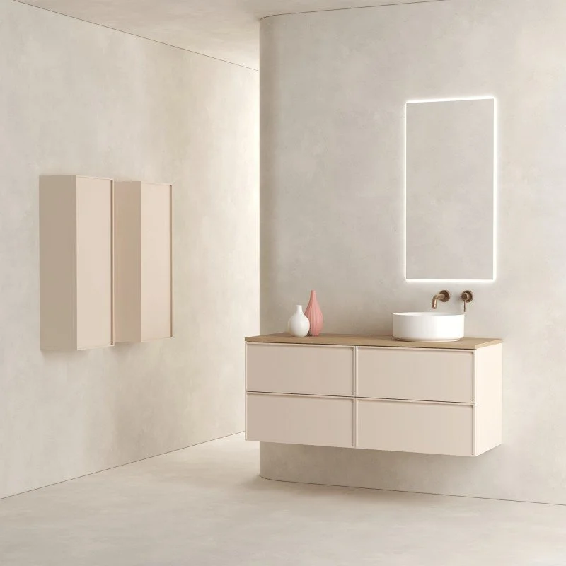 Salle de bain minimaliste avec une vasque ronde sur un meuble blanc, un grand miroir rectangulaire avec éclairage intégré, des vases roses et blancs, murs et sol clairs