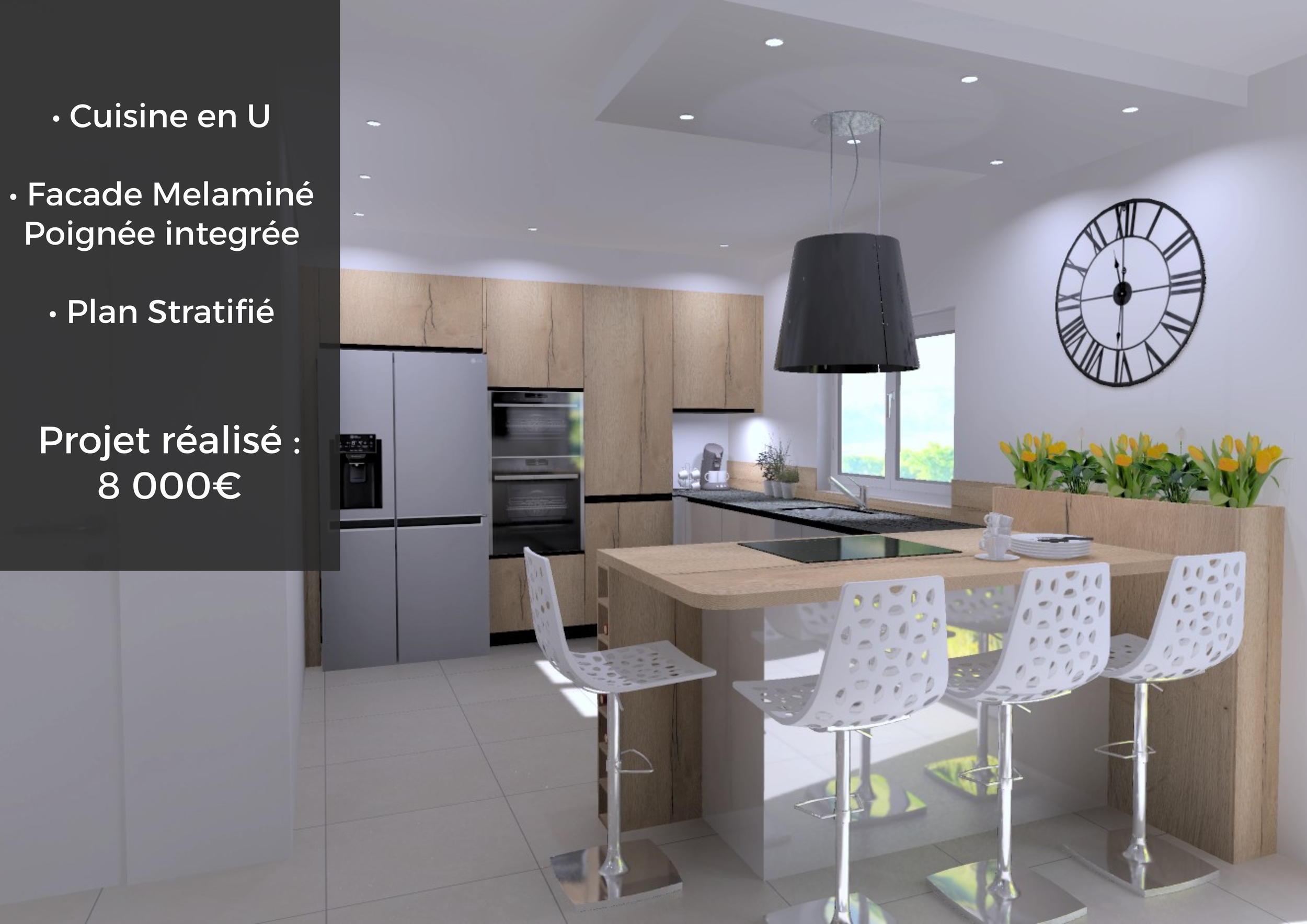 Cuisine moderne en U avec façade en melaminé, poignée intégrée, plan stratifié, équipée d'un réfrigérateur, d'un four, d'une plaque de cuisson, d'un évier sous une fenêtre, avec une table de bar en bois entourée de cinq chaises blanches perforées, et décorations de plantes et horloge murale.
