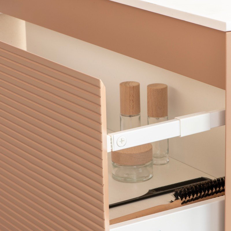 Trousse de rangement avec pinceau, deux petits bacs en verre avec couvercles en bois, et un miroir dans un meuble en couleur beige