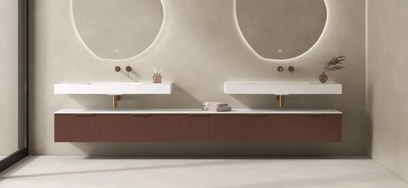 Miroir rond au-dessus d'une console murale rouge et blanche.»}