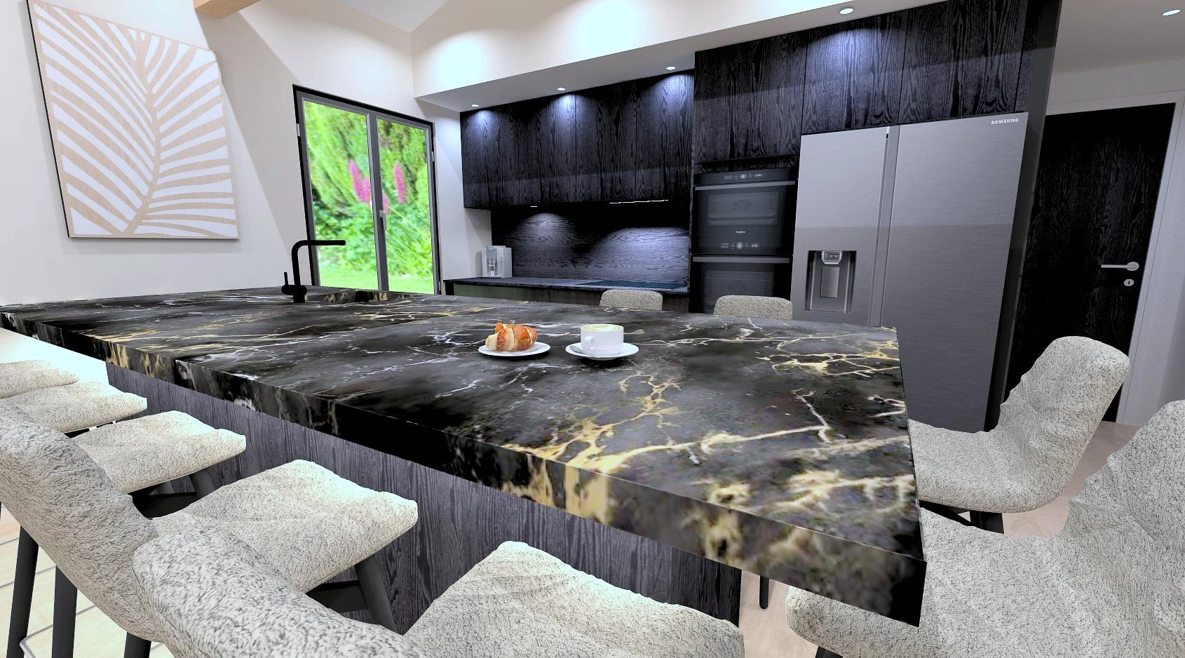 Cuisine moderne avec un grand plan de travail en marbre noir et or, six chaises en tissu beige autour, cheminée encastrée, réfrigérateur double porte et fenêtres donnant sur un jardin verdoyant.