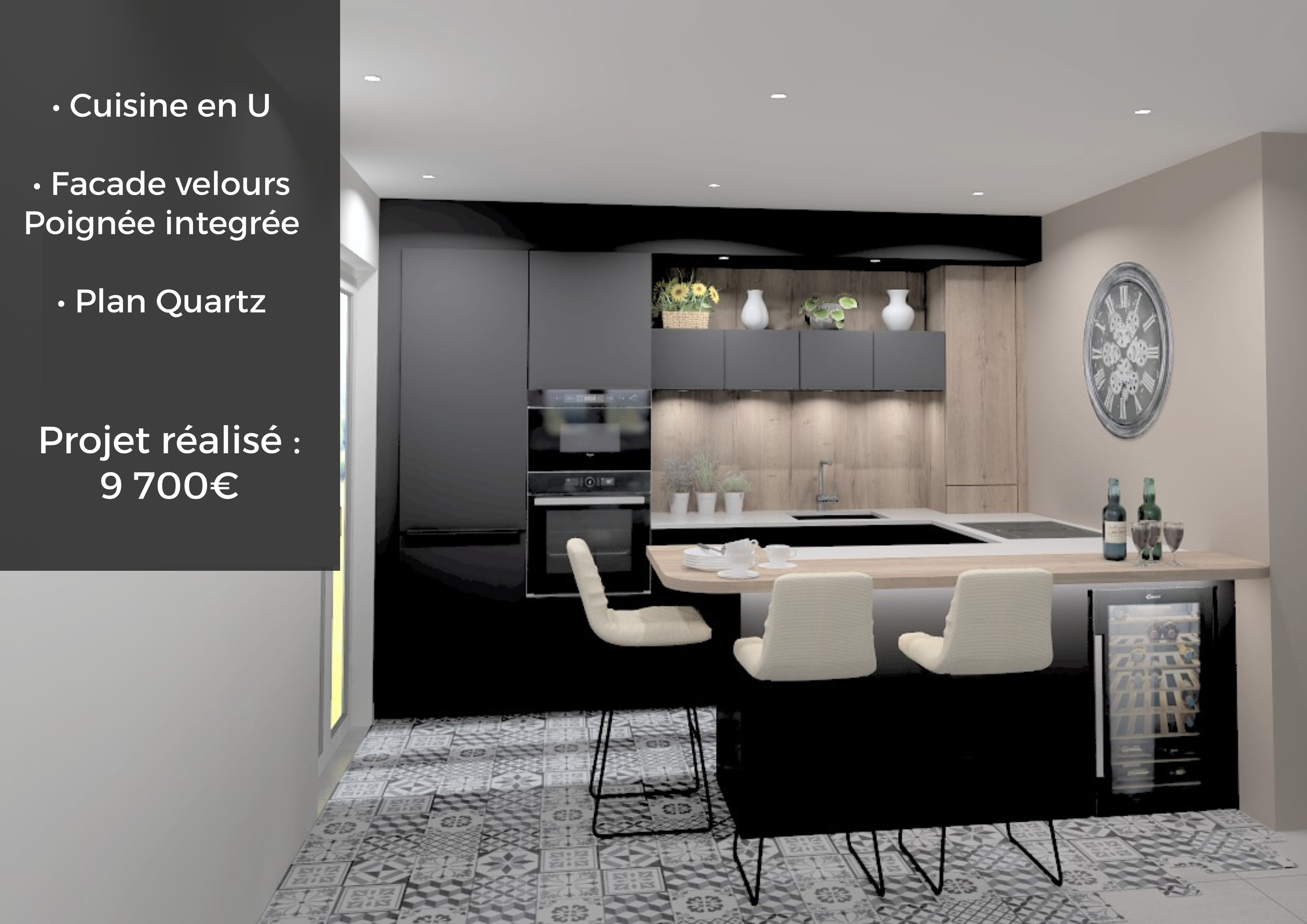 Cuisine moderne en U avec façade velours, poignées intégrées, plan en quartz, décoration avec un mur en bois clair, horloge vintage, plan de travail avec bouteilles et verres, petit réfrigérateur intégré, chaises blanches autour d'un îlot central.