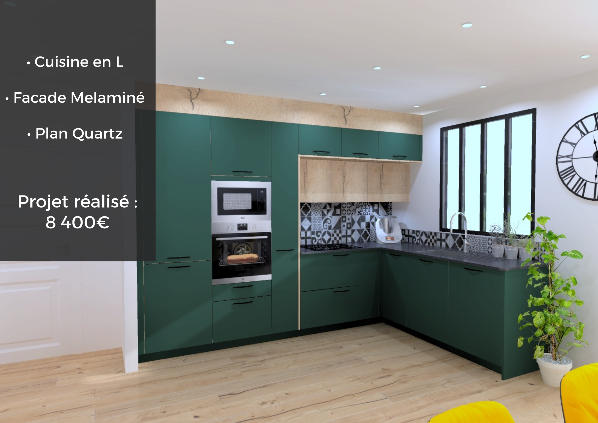 Cuisine moderne avec des armoires vertes en L, une façade en mélaminé, un plan quartz, et un mur en quartz noir avec un backslash en carreaux décoratifs, une fenêtre à carreaux noirs et un horloge ronde murale. Il y a aussi une plante verte en pot à côté de l'évier.