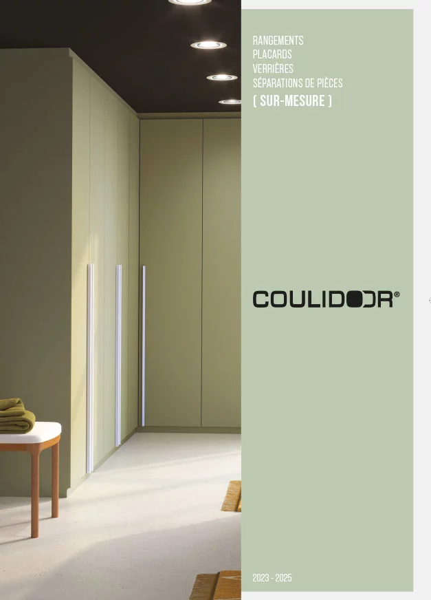 Page de catalogue présentant des rangements sur mesure, placards, vitrines et séparations de pièces, avec une photo d’un espace intérieur avec des placards verts et une petite table à côté.