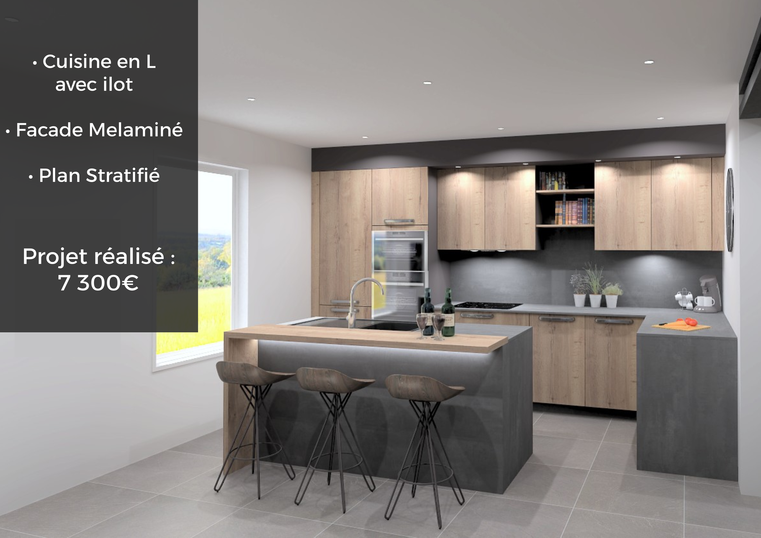 Une cuisine moderne avec des armoires en bois clair, un plan de travail en stratifié gris, un îlot central en béton avec un évier et deux bouteilles sur le plan. La cuisine est éclairée par des spots encastrés au plafond, avec un mur en façade mélaminée et une grande fenêtre laissant entrer la lumière naturelle. Il y a trois chaises en bois avec des structures en métal noir autour de l'îlot.