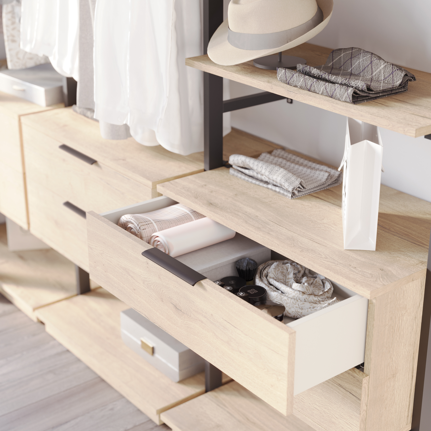 Une commode en bois clair avec plusieurs tiroirs, certains ouverts, contenant des articles comme des rouleaux de tissu, un pinceau, des produits de maquillage, une écharpe et des vêtements pliés. Sur le dessus, il y a un chapeau, une écharpe pliée et un sac blanc.