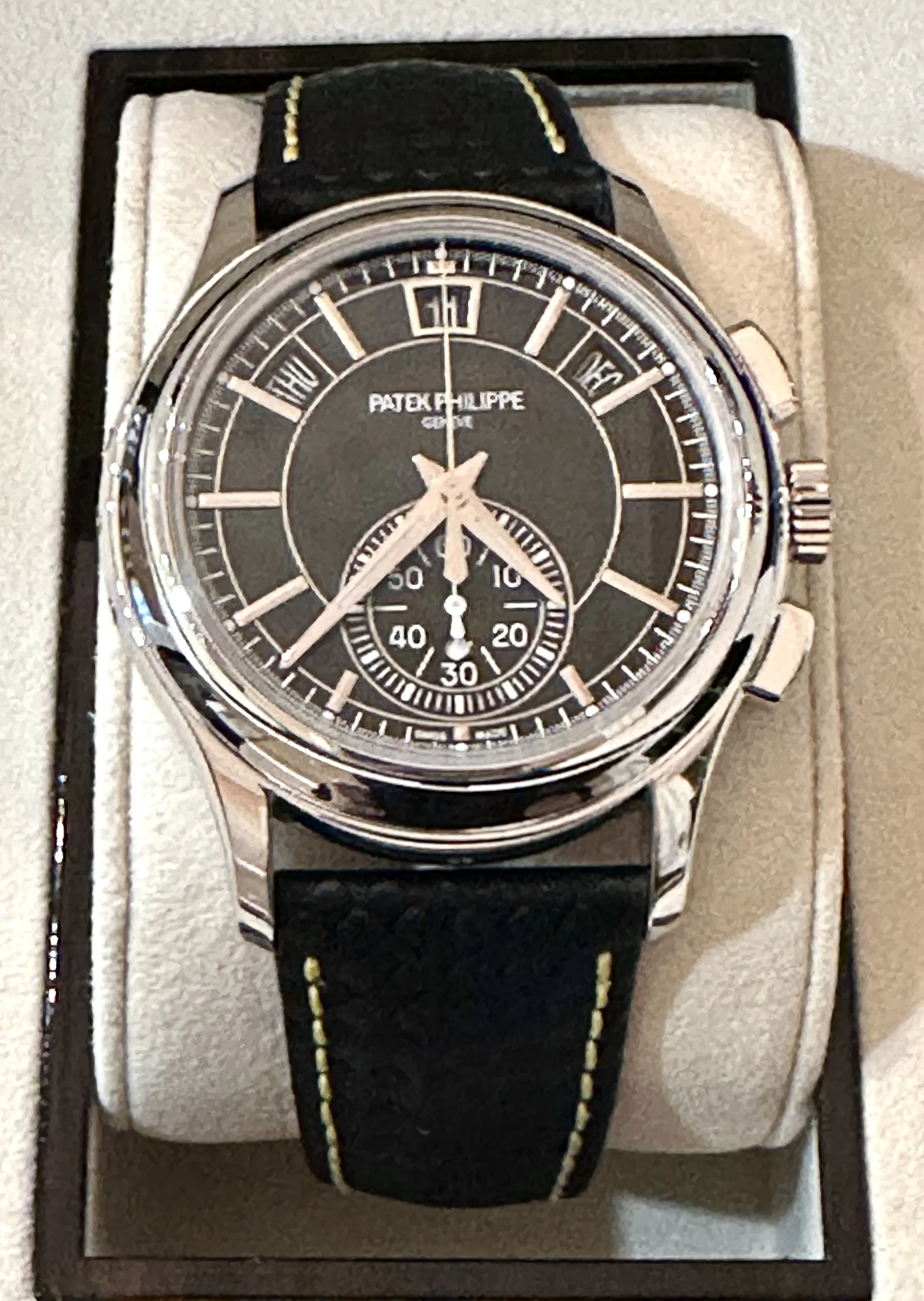 Patek Philippe Genève – Monopusher Chronograph – Black Dial – Roman Numerals