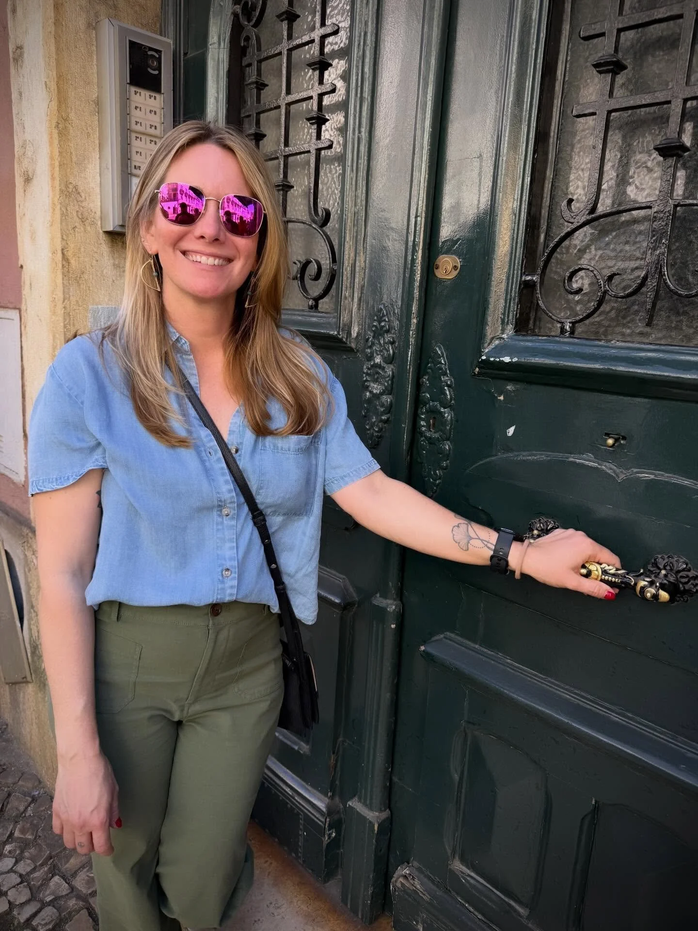 Happy Monday ☀️
This is your sign to walk through a new door.
I&rsquo;ll be right there with the keys. 🗝️

⚡️Ashley Bess &bull; Realtor/Operations Manager
📧Ashleybess615@gmail.com
👩🏼&zwj;💻Yourdestinationfinders@gmail.com
📱615.587.7869/615.894.7