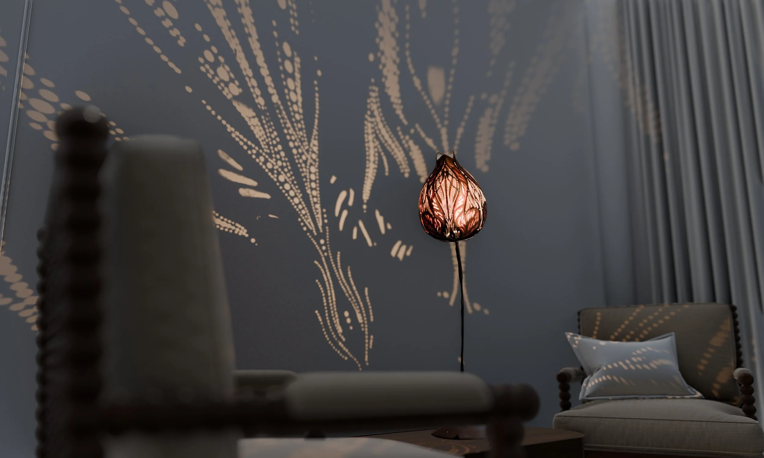 Ein stilvoller Raum mit einer dekorativen Stehlampe, die die Wand scheinbar beleuchtet und Schattenmuster projiziert. Im Vordergrund sind Unscharfe Gegenstände auf einem Tisch, im Hintergrund befindet sich ein gemütliches Sofa mit Kissen.