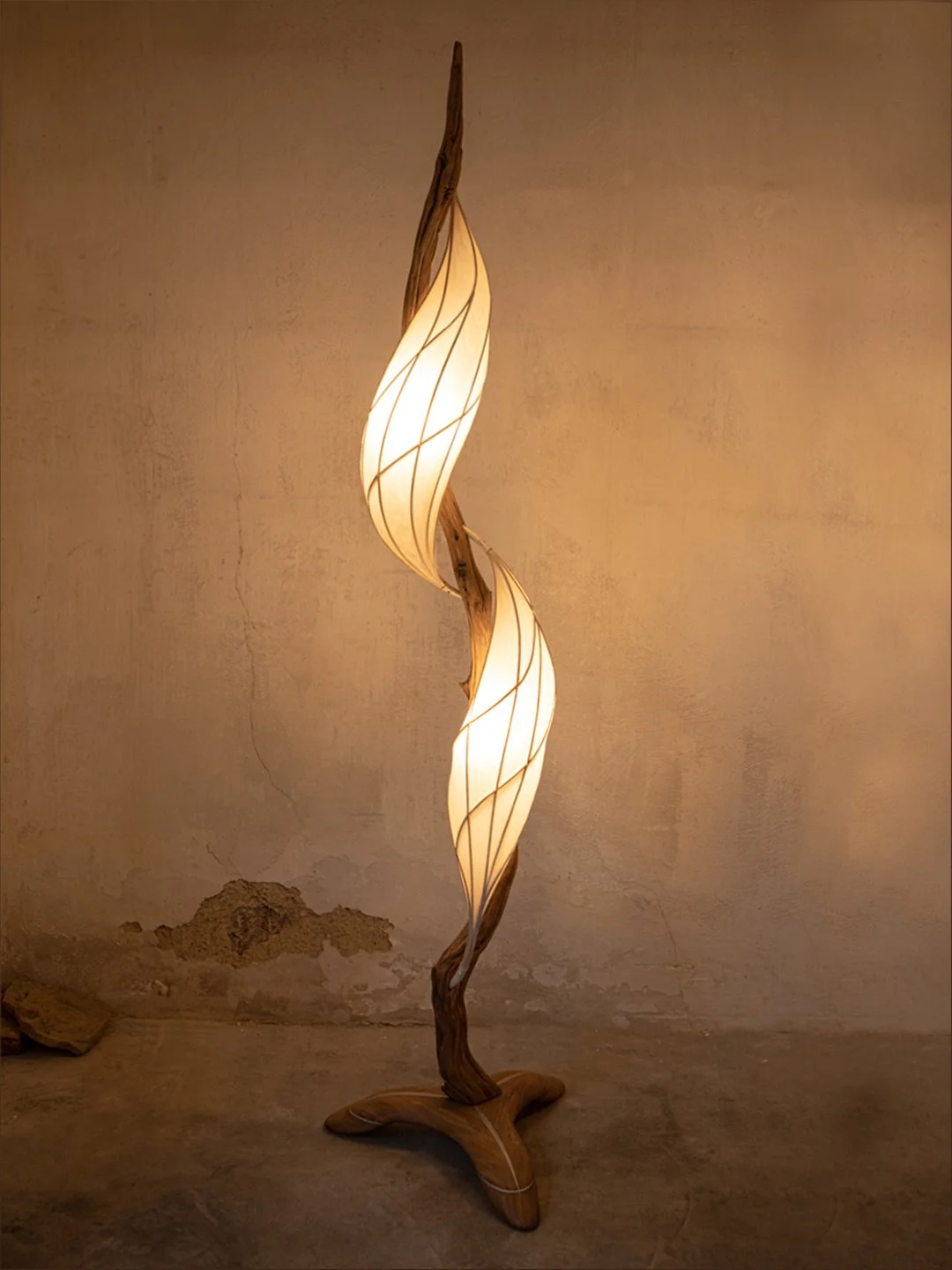 Stehlampe aus Holz mit geschwungenem Design und warmem Licht