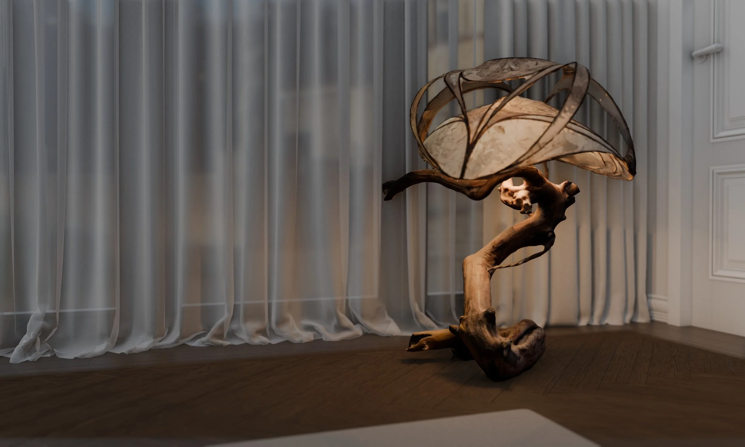 Ein Designer-Lampenschirm in Form eines Pilzes, der aus Holz und Stoff gefertigt ist, steht auf einem Holzboden vor weißen Vorhängen.