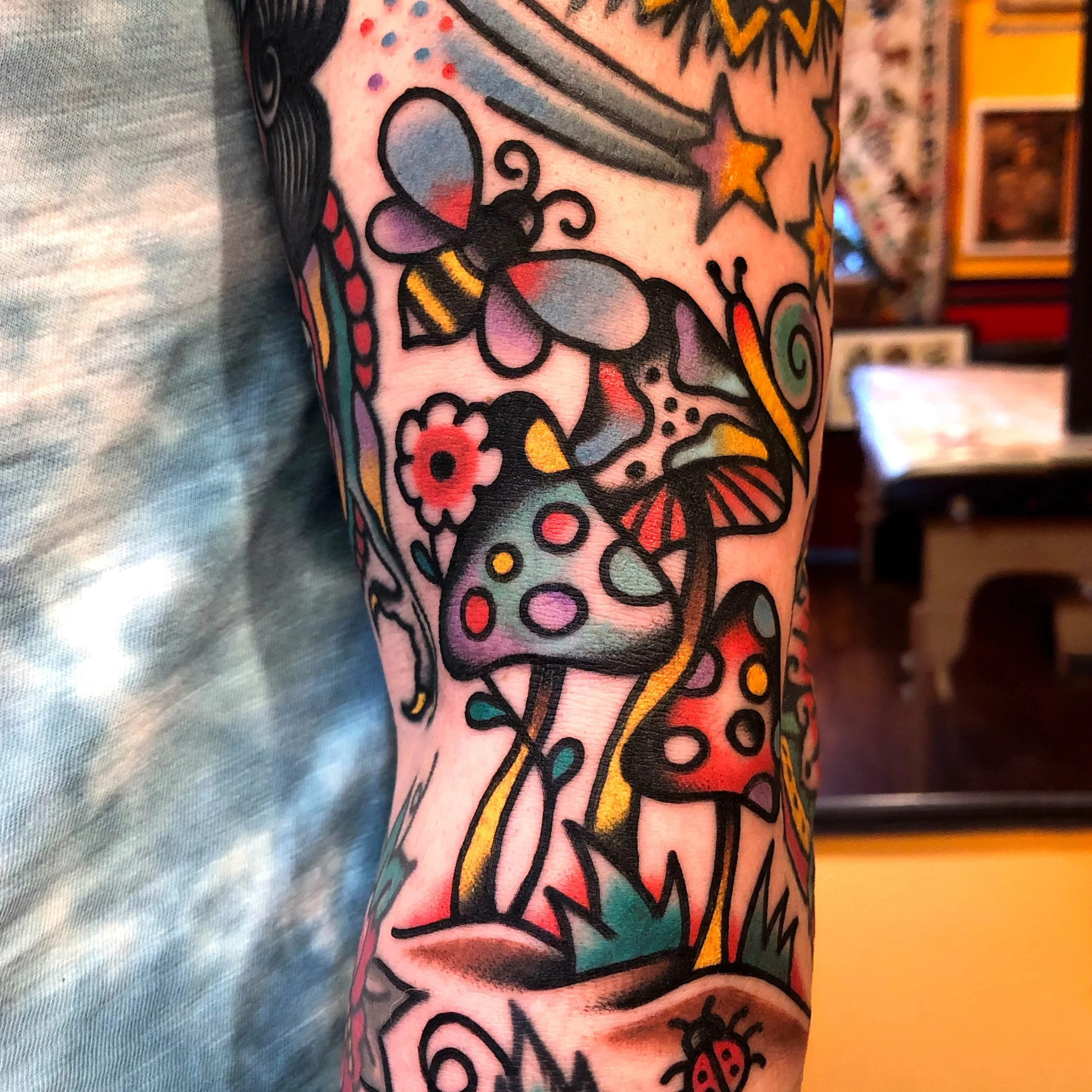 mushroom-bumblebee-traditional-oldschool-tokyo-tattoo.jpg