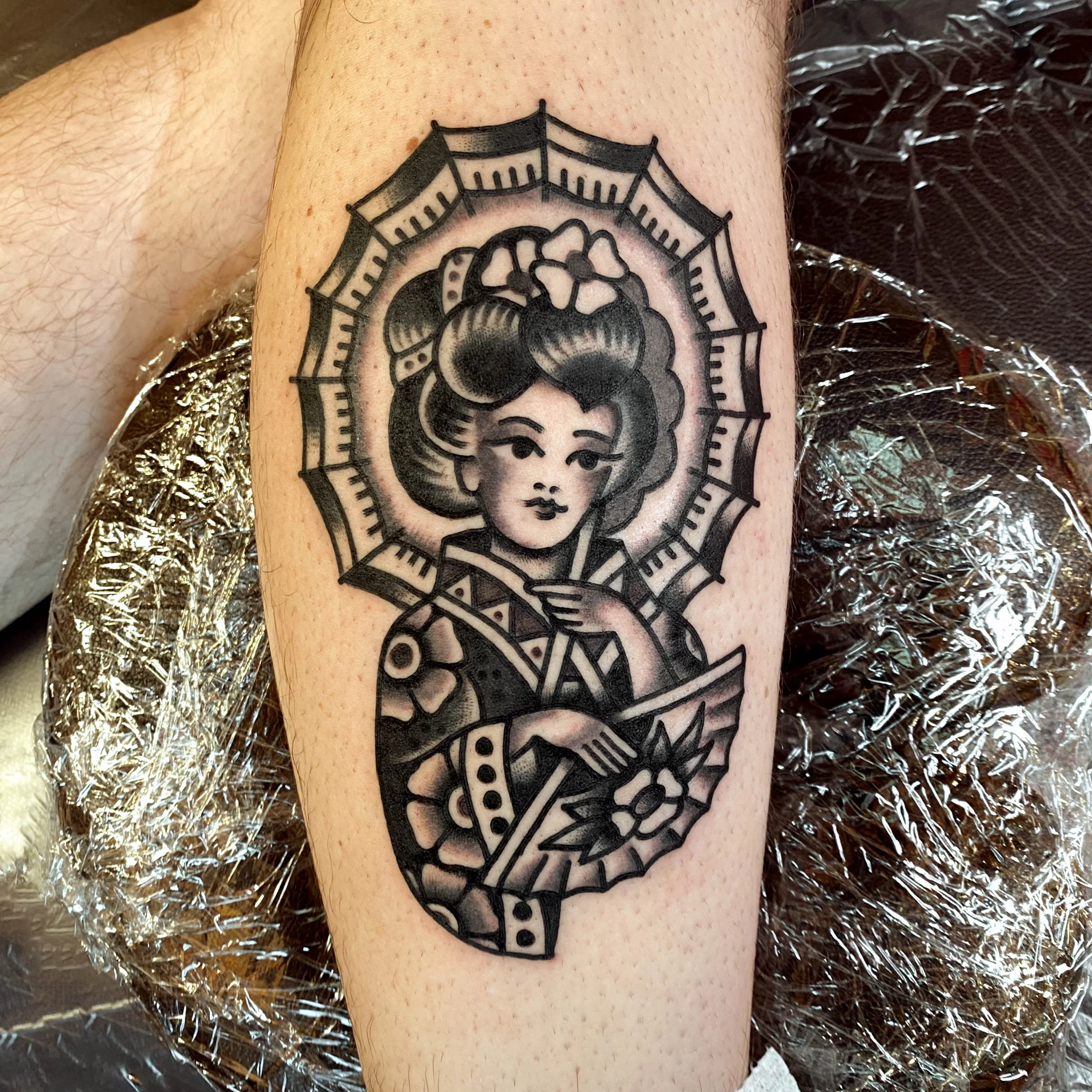 japanese-geisha-kimono-fan-black-and-gray-traditional-oldschool-tokyo-tattoo-electric-martina.jpg