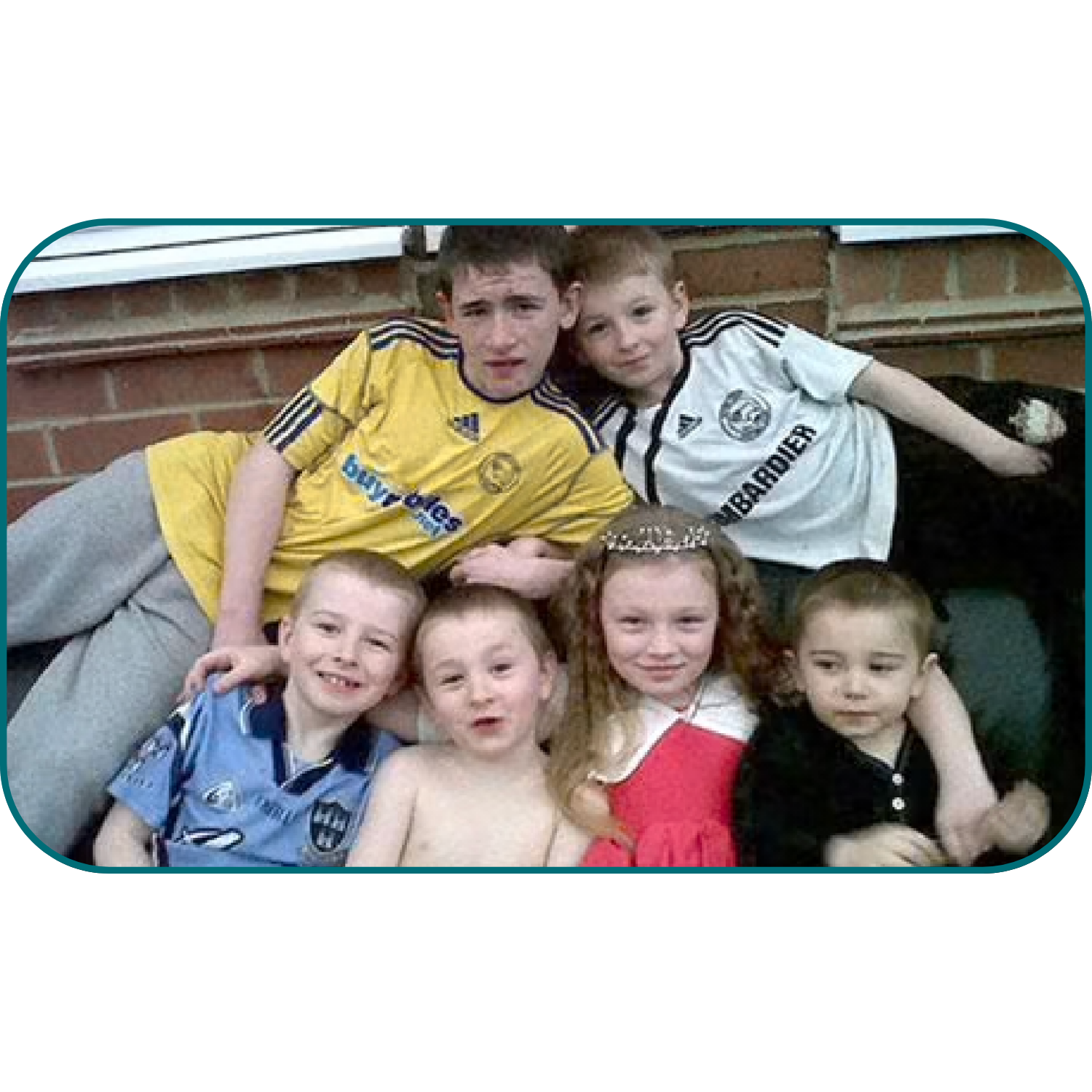 Family photo of 6 young children