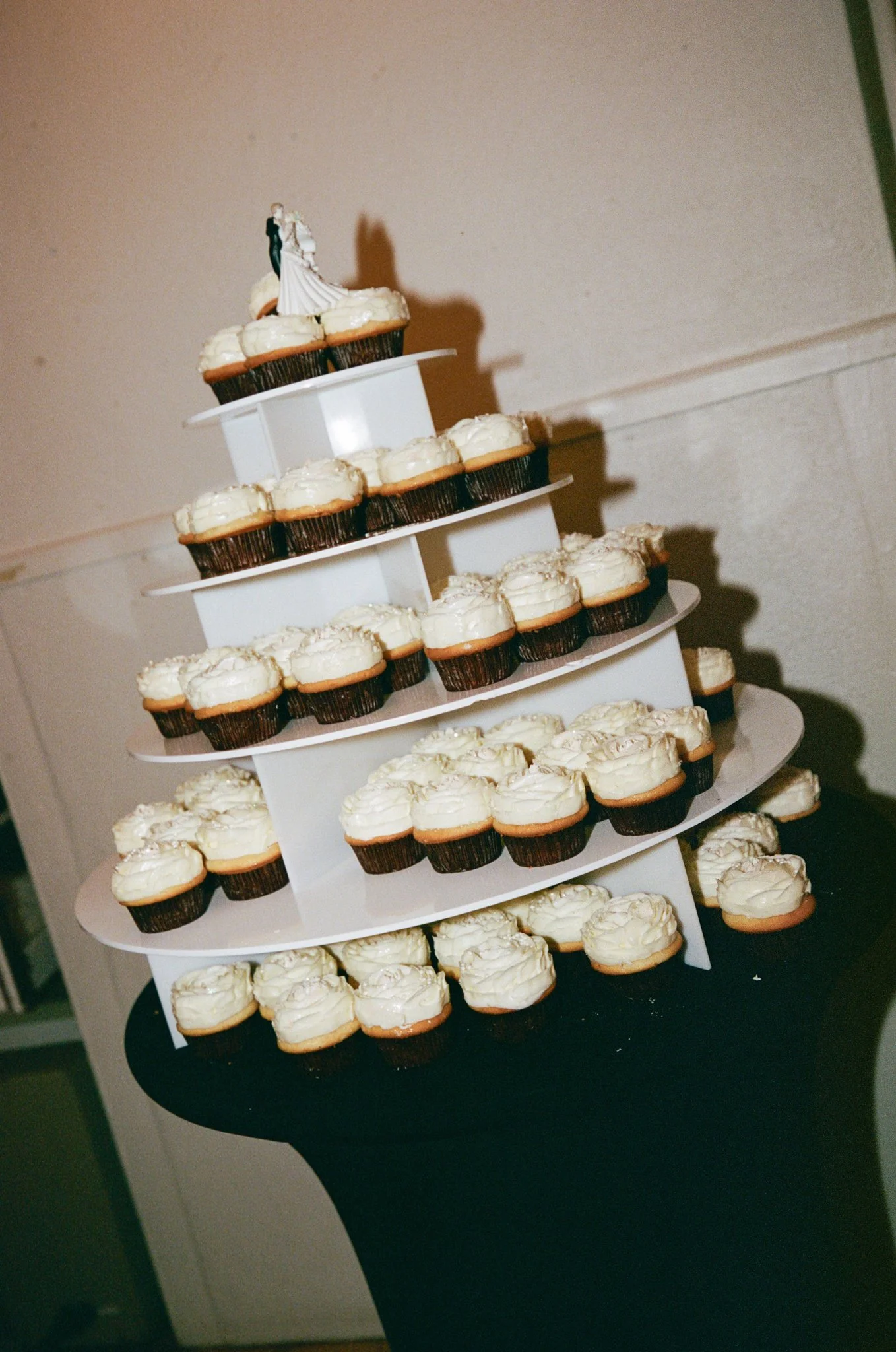 Photographe mariage Montréal lumière fenêtre préparation