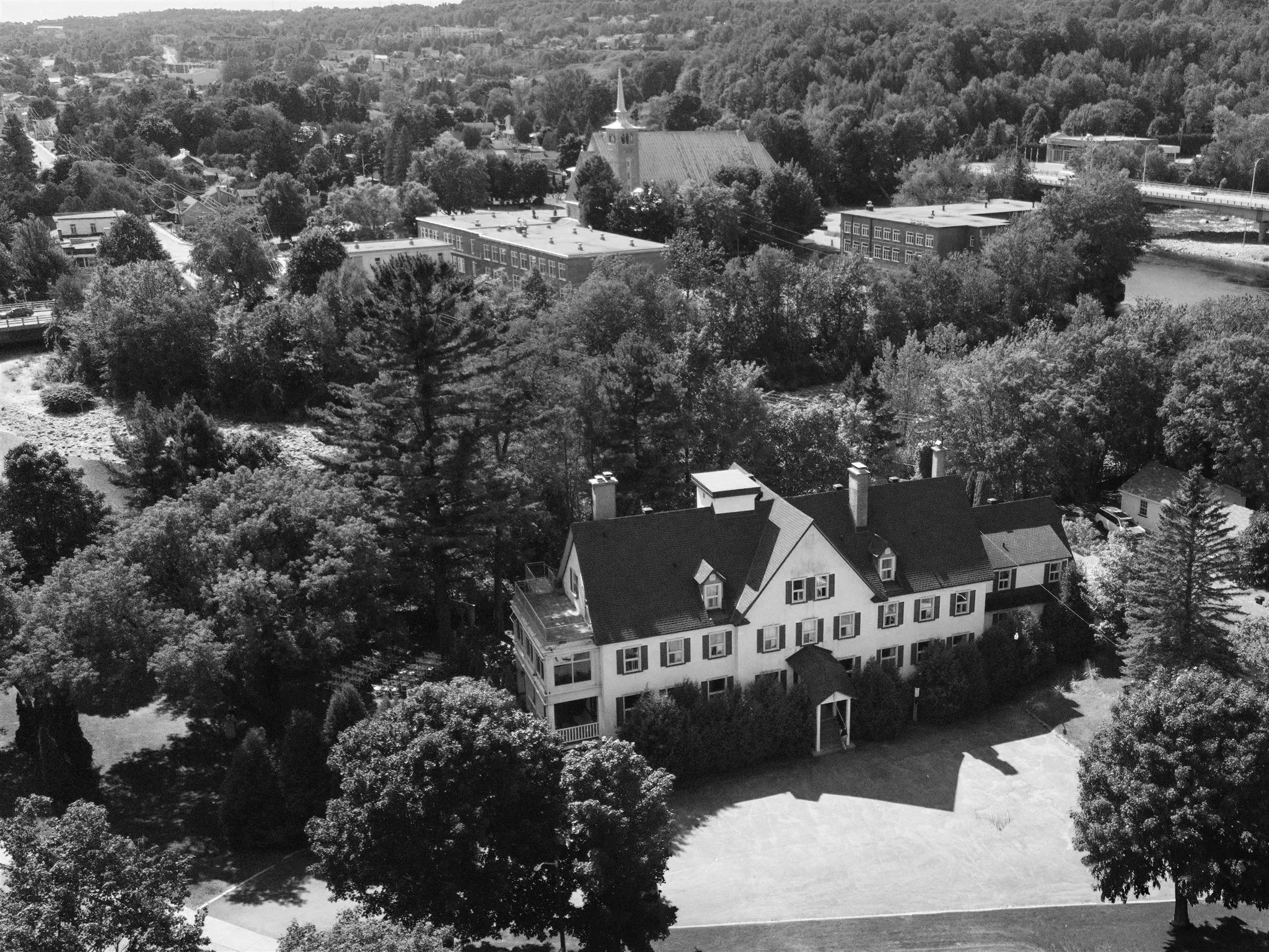 Mariage au Manoir Mont-Sainte-Anne, célébration conviviale entourée de nature