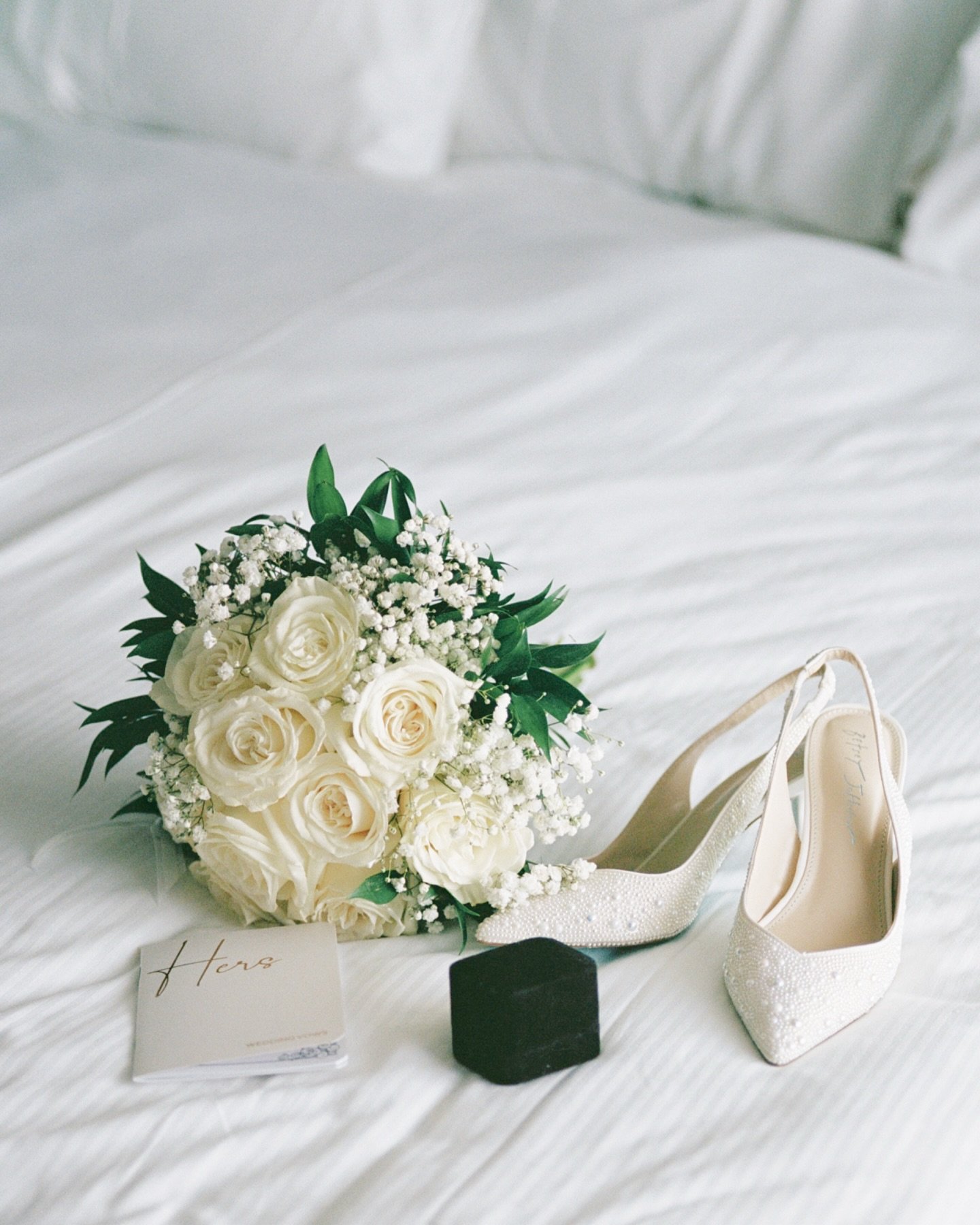 Mix de film 35mm et 120mm pour raconter le mariage de Myriam &amp; Alexandre avec deux respirations diff&eacute;rentes.

Photographe: @vincentlabontephoto
Robe: @jetaimemariage 
Habit: @azaziebridal 
MUA: @alexechabot 
Coiffure: @thomaliemarois 
DJ: 