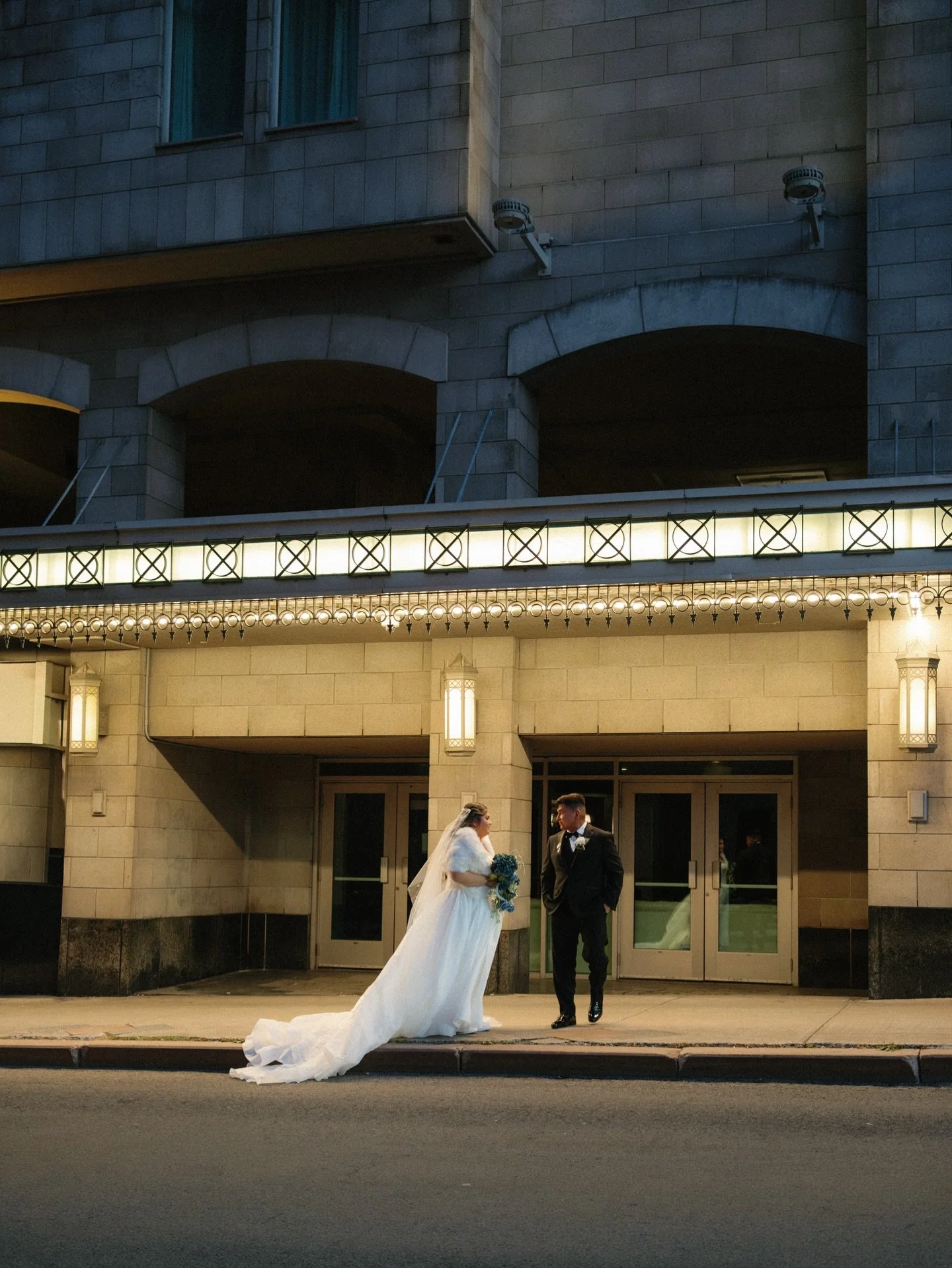 India &amp; Jimmy &agrave; Qu&eacute;bec,
comme une sc&egrave;ne &eacute;chapp&eacute;e des ann&eacute;es 40.
La pierre, la nuit, une lumi&egrave;re feutr&eacute;e,
et un amour qui semble &eacute;crit pour durer.🤍