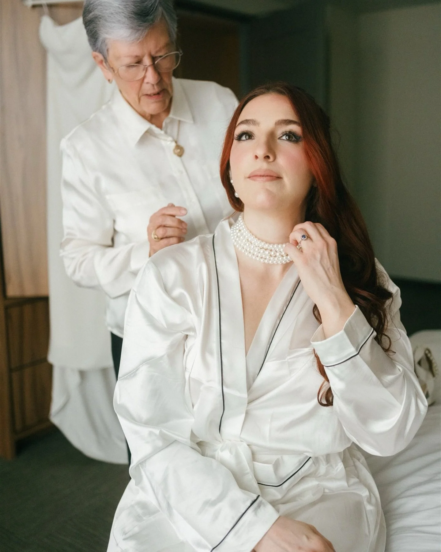 Getting ready.

La lumi&egrave;re douce, les perles au cou,
les mains qui rassurent,
le c&oelig;ur qui s&rsquo;apaise.

Le mariage commence ici.