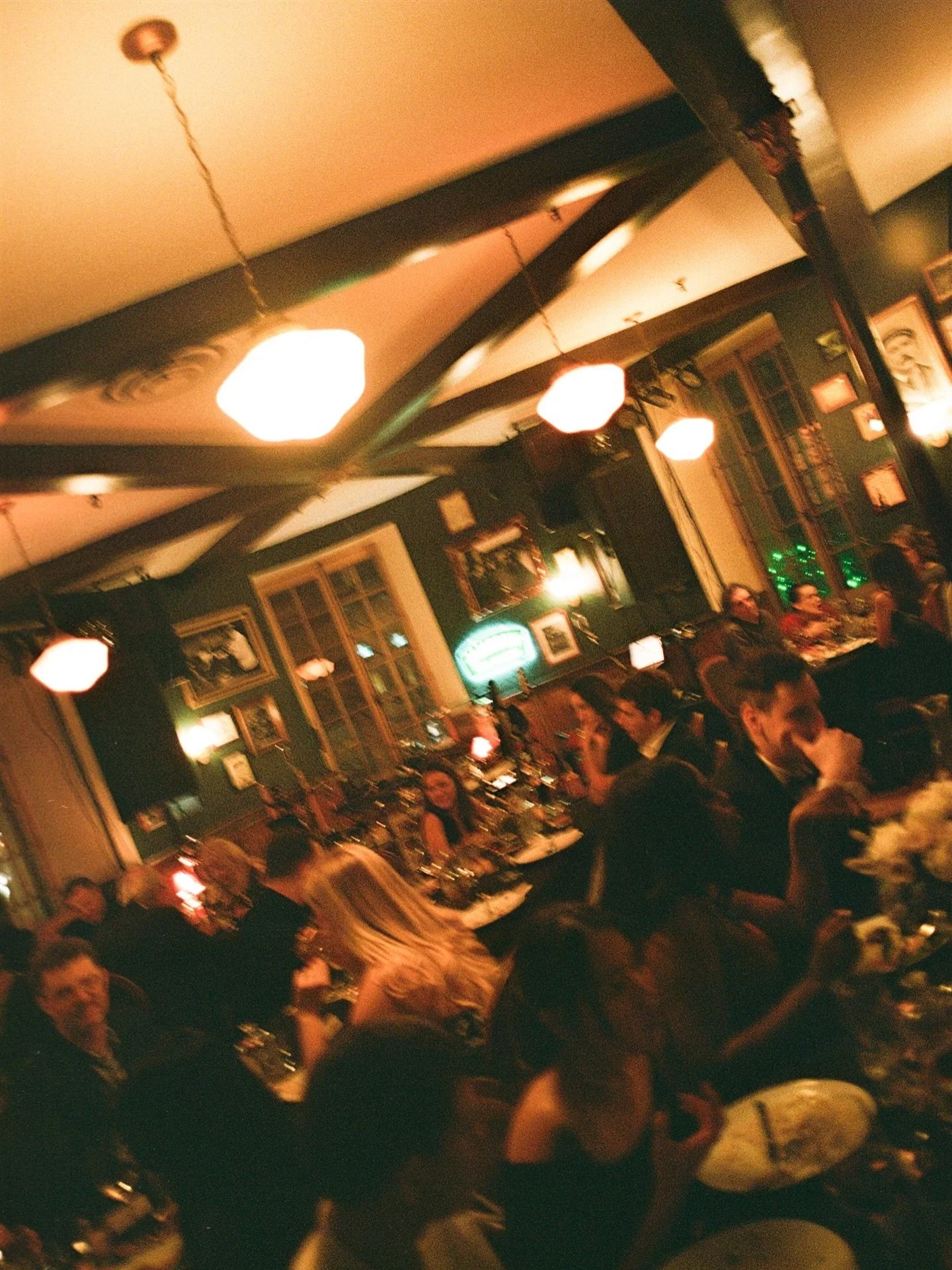 Lumi&egrave;re chaude, verres qui s&rsquo;entrechoquent, conversations qui montent d&rsquo;un cran.
La soir&eacute;e prend vie quand plus personne regarde l&rsquo;heure.

J&rsquo;aime ces moments-l&agrave;: un peu flous, un peu bruyants, mais telleme