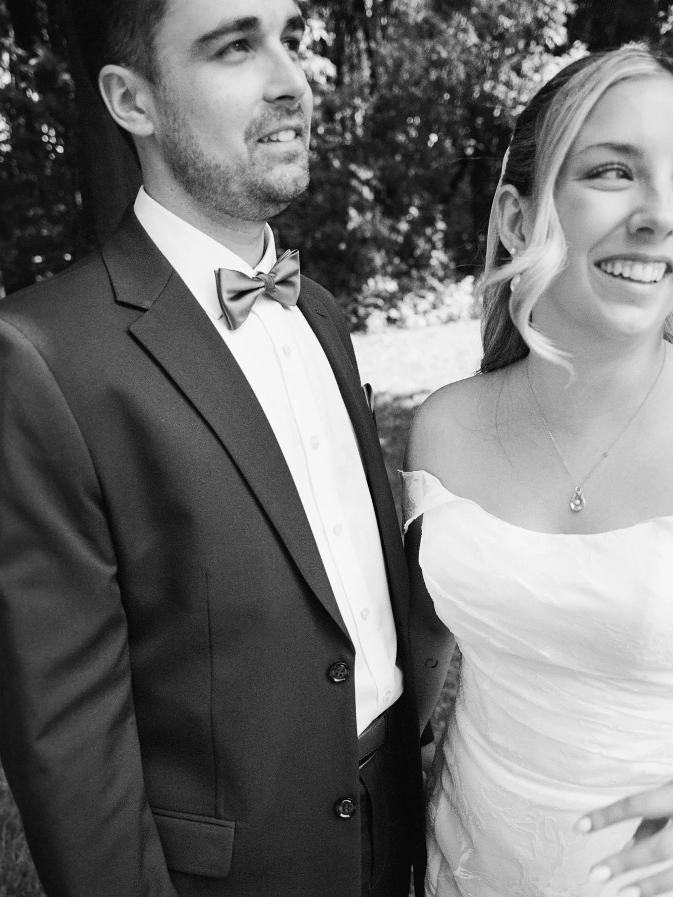 Au final, ce que l&rsquo;on photographie vraiment, ce n&rsquo;est pas seulement une robe, un d&eacute;cor ou une belle lumi&egrave;re.
C&rsquo;est ce lien invisible entre deux personnes.

Une fa&ccedil;on de se regarder quand personne ne parle.
Une m