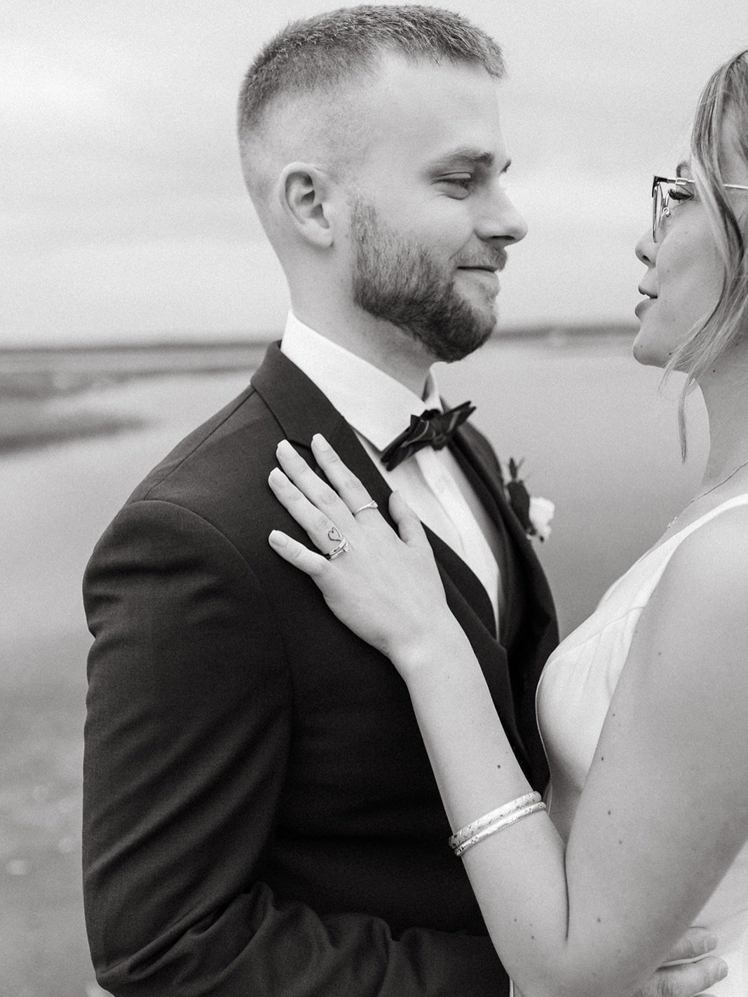 Dans les archives en noir et blanc de 2021, le mariage de M&eacute;linda &amp; Scott 🖤