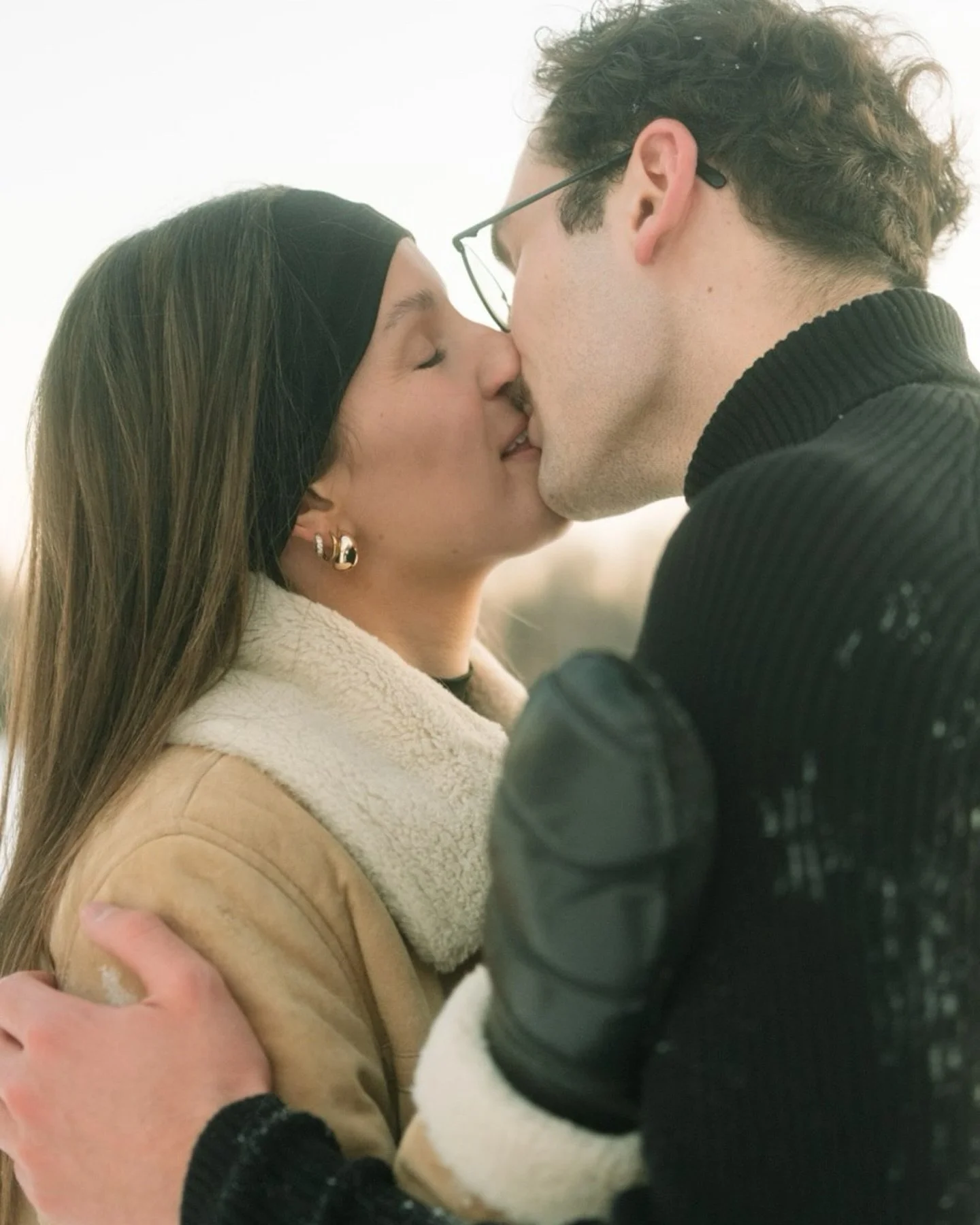 Camille &amp; Karl-Erik,
captur&eacute;s entre grains, lumi&egrave;re douce et instants imparfaits.