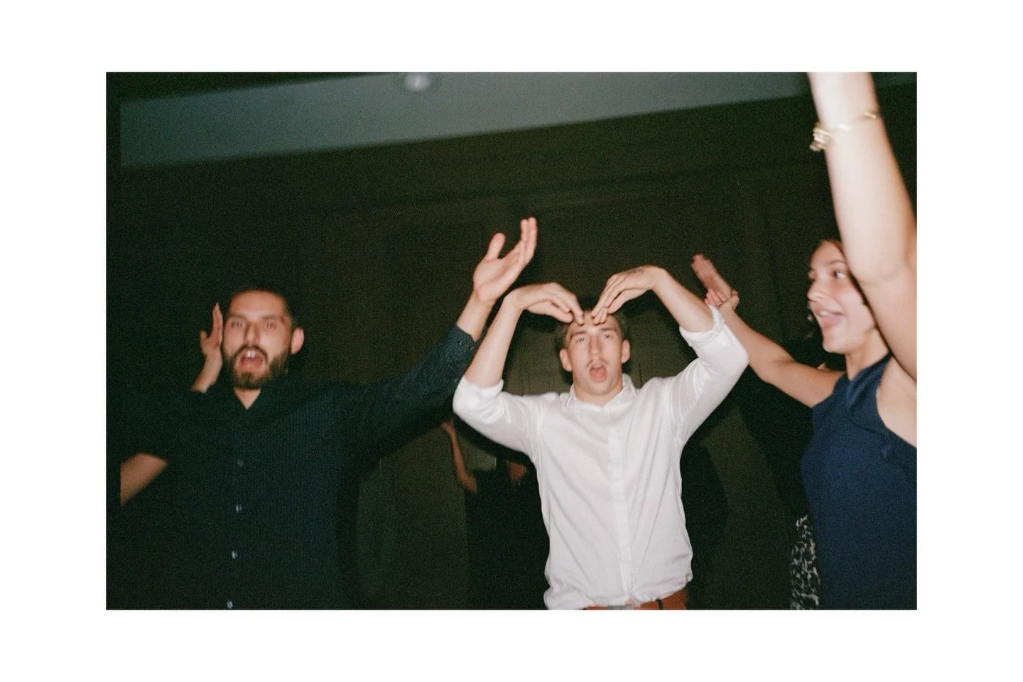 Party on 35mm
Pas de mise en sc&egrave;ne.
Pas de &ldquo;regarde ici&rdquo;.
Juste du monde qui vit leur soir&eacute;e &agrave; fond.