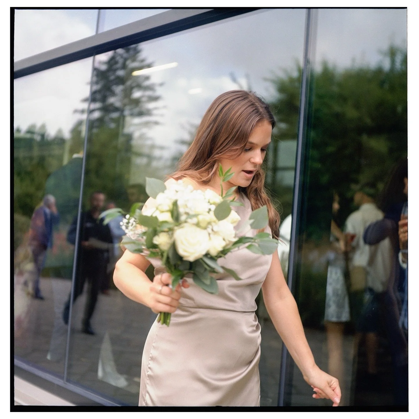 Entre deux instants, quelque chose de vrai.

#6x6film #mediumformatphotography #quebecweddingphotographer #documentaryweddingphotography #filmweddingphotos