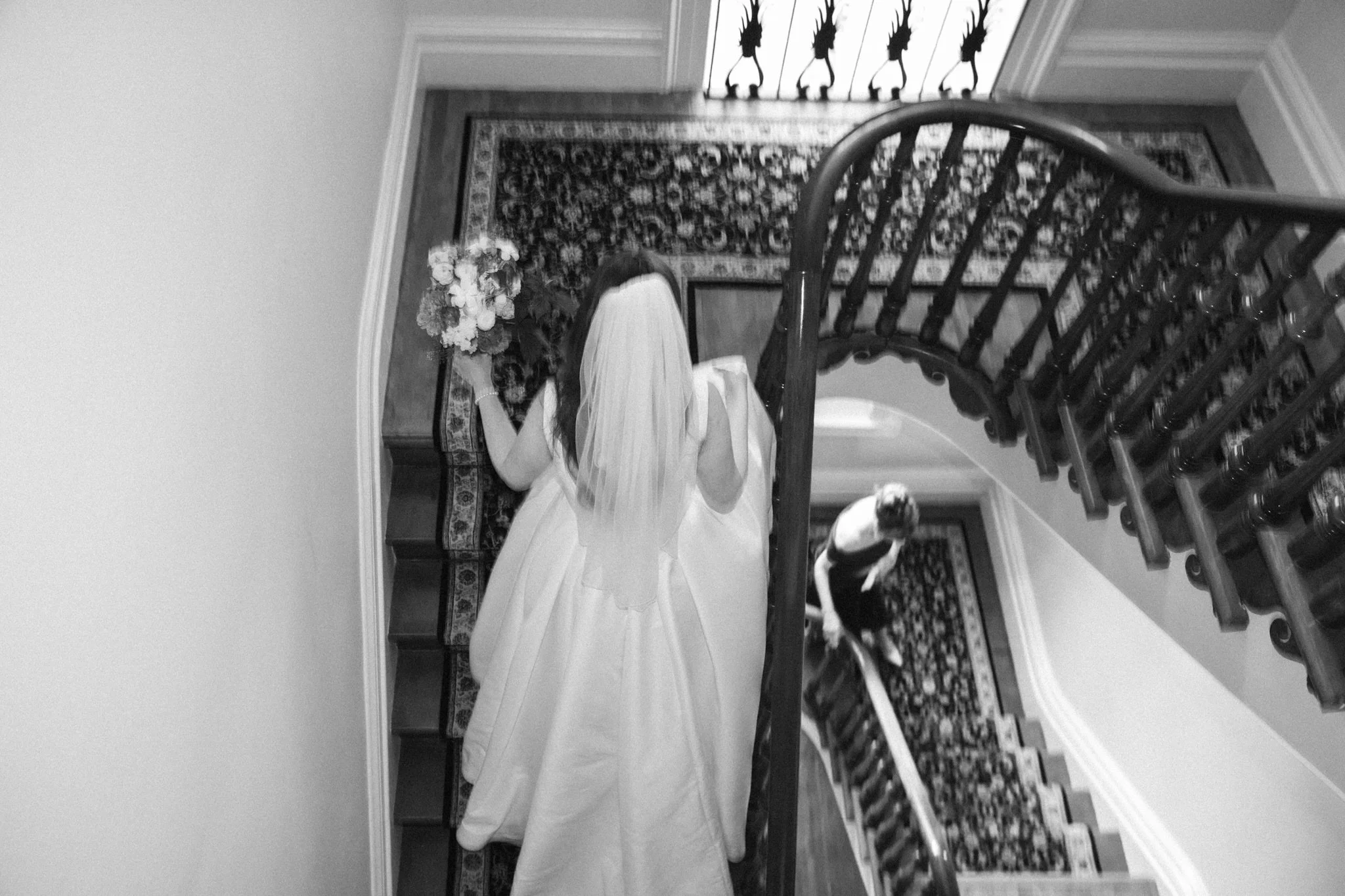 Moment sur le vif dans les escaliers.
La mari&eacute;e et sa m&egrave;re, juste avant que la journ&eacute;e prenne toute la place. 2024