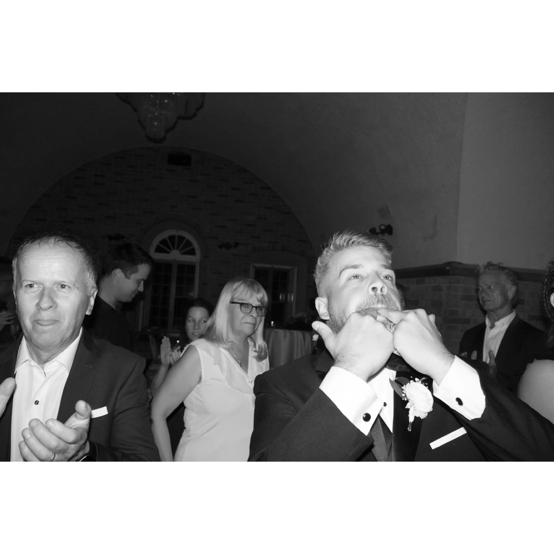 Le mariage, c&rsquo;est un peu comme la street photography.
On ne dirige pas vraiment ce qui se passe. On reste attentif. On suit l&rsquo;&eacute;nergie, le bruit, le mouvement des gens qu&rsquo;on aime.

Les moments les plus forts arrivent souvent s
