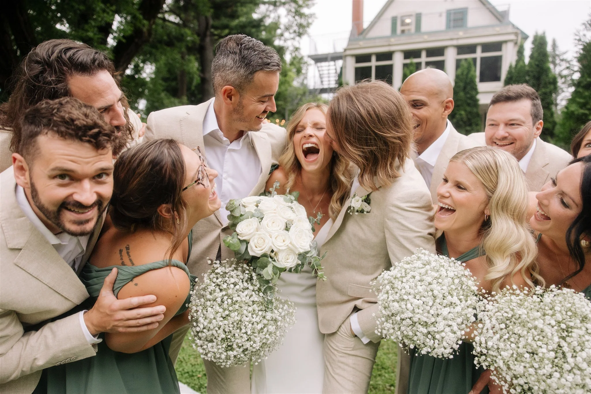 La mariée entourée de ses proches en éclats de rire, moment vivant et sincère d’un mariage à Québec, capté par Vincent Labonté
