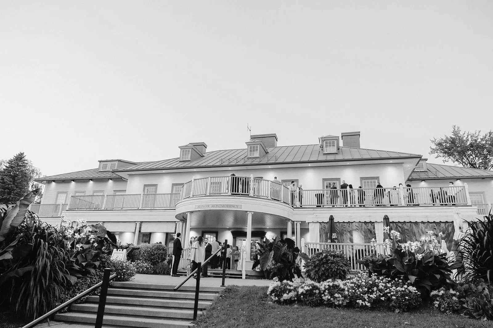 Manoir Montmorency à Québec photographié par un photographe mariage Québec, un lieu historique entouré de nature idéal pour des mariages et des séances photo professionnelles.