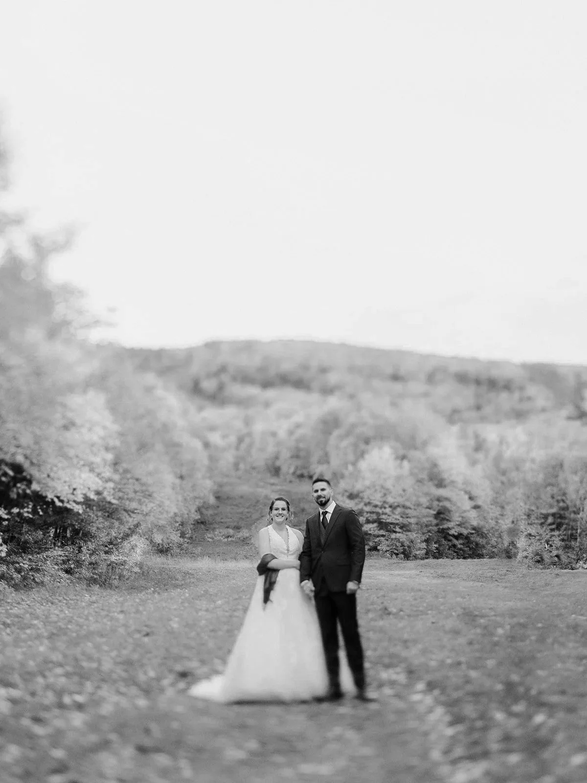 Mariage au Mont-Sainte-Anne, cérémonie en montagne entourée de forêt et de paysages naturels
