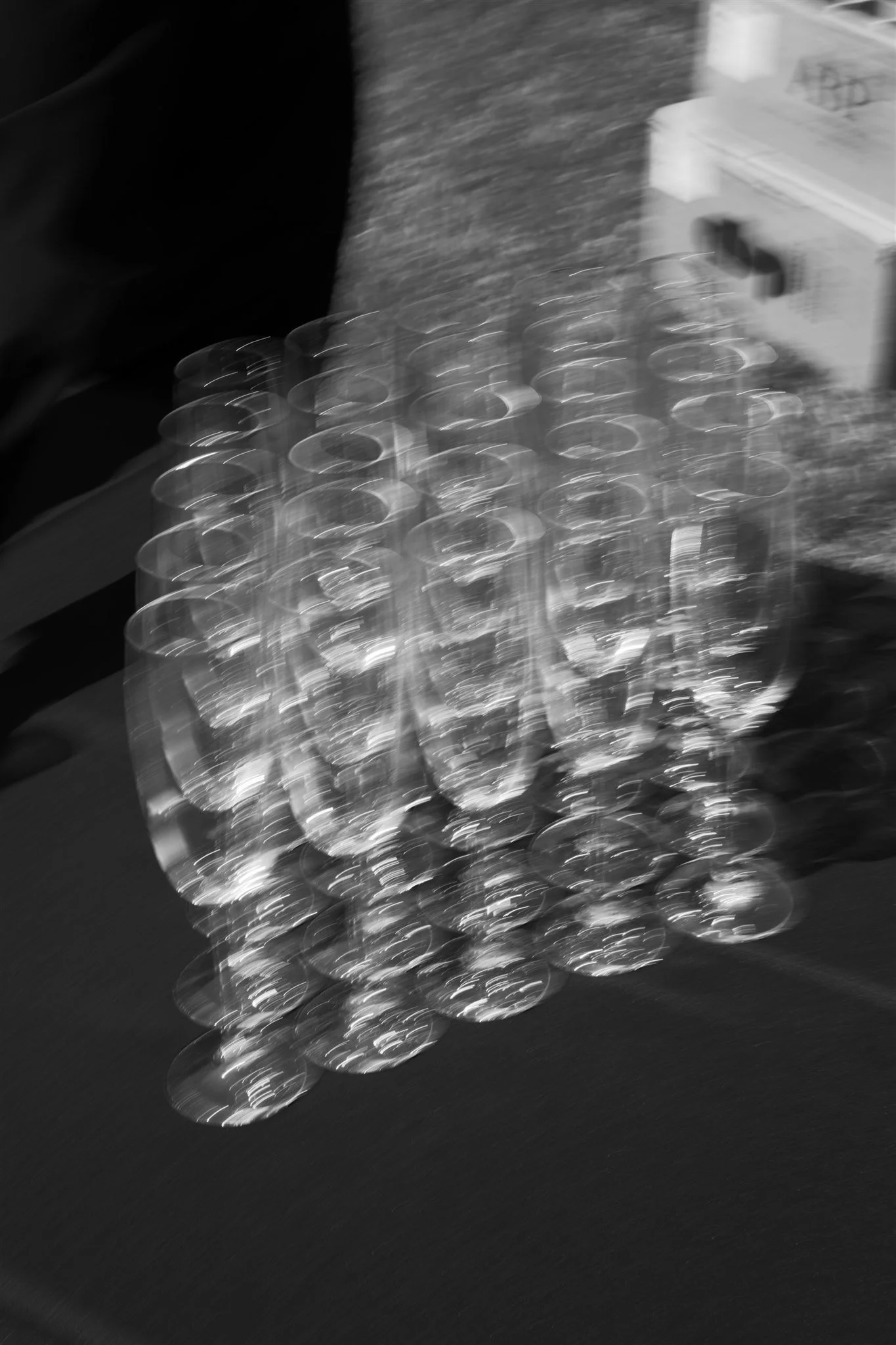 Verres en plastique empilés sur une table, image floue créée par le mouvement, captée par un Photographe mariage Québec.