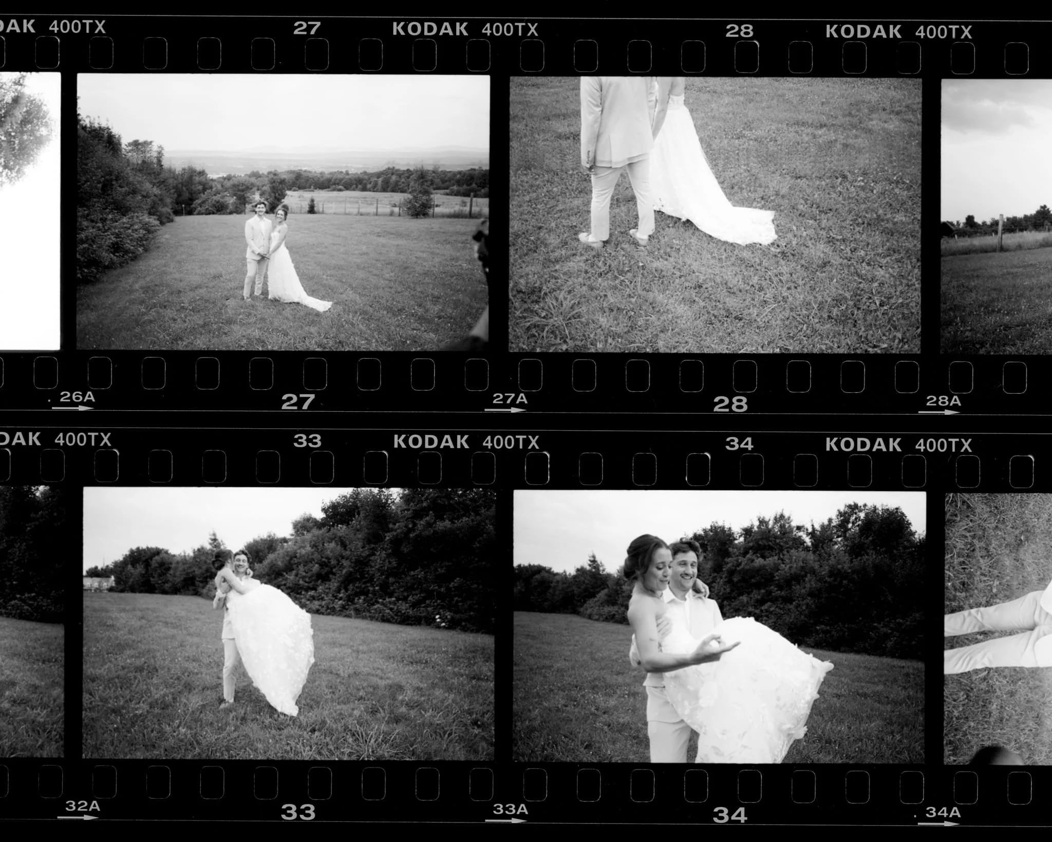 Planche-contact de photos de mariage en noir et blanc, capturées sur pellicule Kodak 400TX. Un couple de jeunes mariés pose dans un cadre champêtre, entre paysages verdoyants, robe de mariée et moments complices au cœur de la nature.
