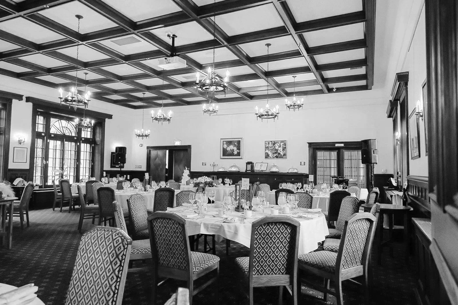 Cercle de la Garnison à Québec photographié par un photographe de mariage Québec, un lieu patrimonial élégant idéal pour accueillir des mariages et réaliser des séances photo professionnelles.