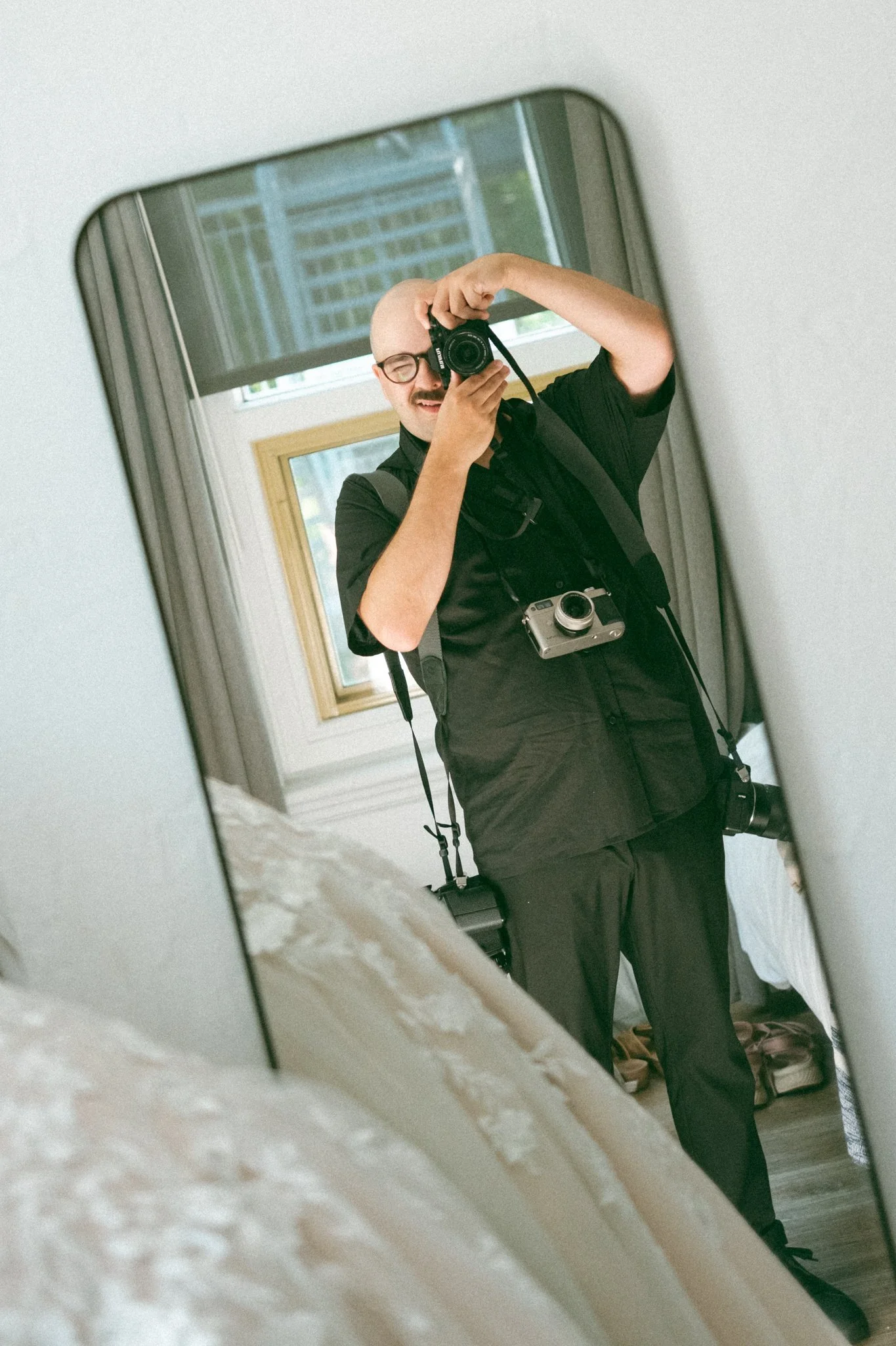 photographe-mariage-quebec-homme-miroir-appareil-photo-charlevoix.jpg
