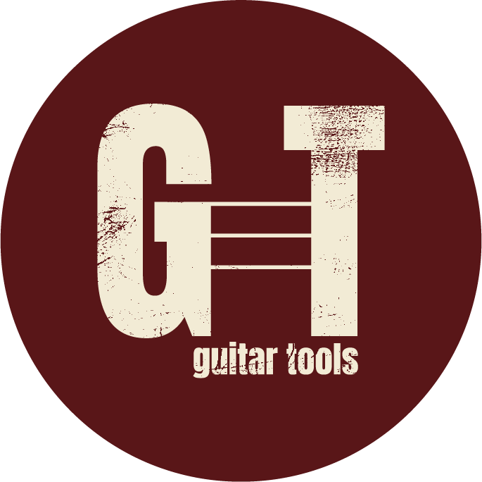 Logo circulaire avec fond marron, texte blanc 'GUITAR tools', le 'G' et le 'H' sont grands et déstructurés, le texte est en dessous.
